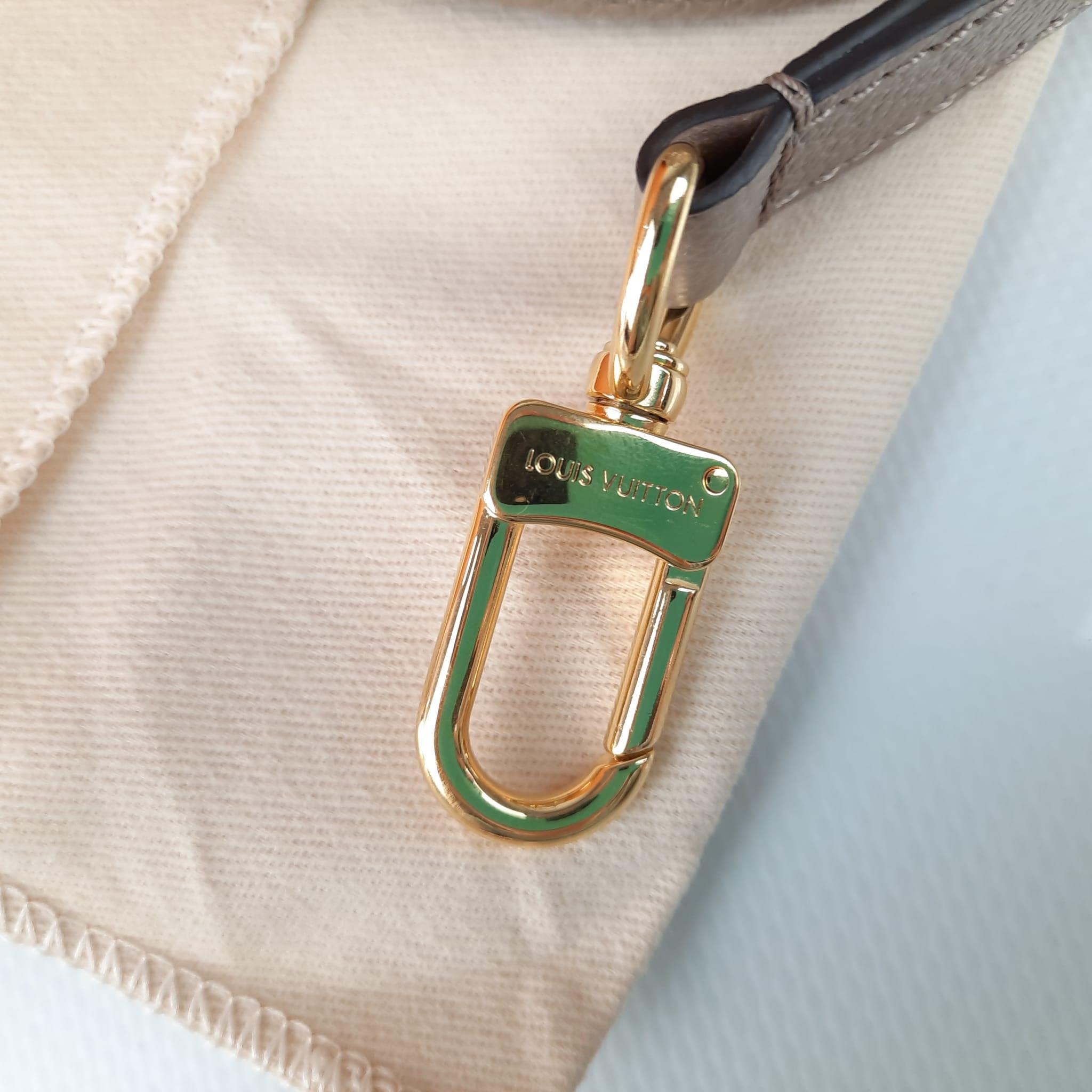 Louis Vuitton Onthego PM Tote Bag Tourterelle / Crème Monogram Empreinte Leather For Sale 5