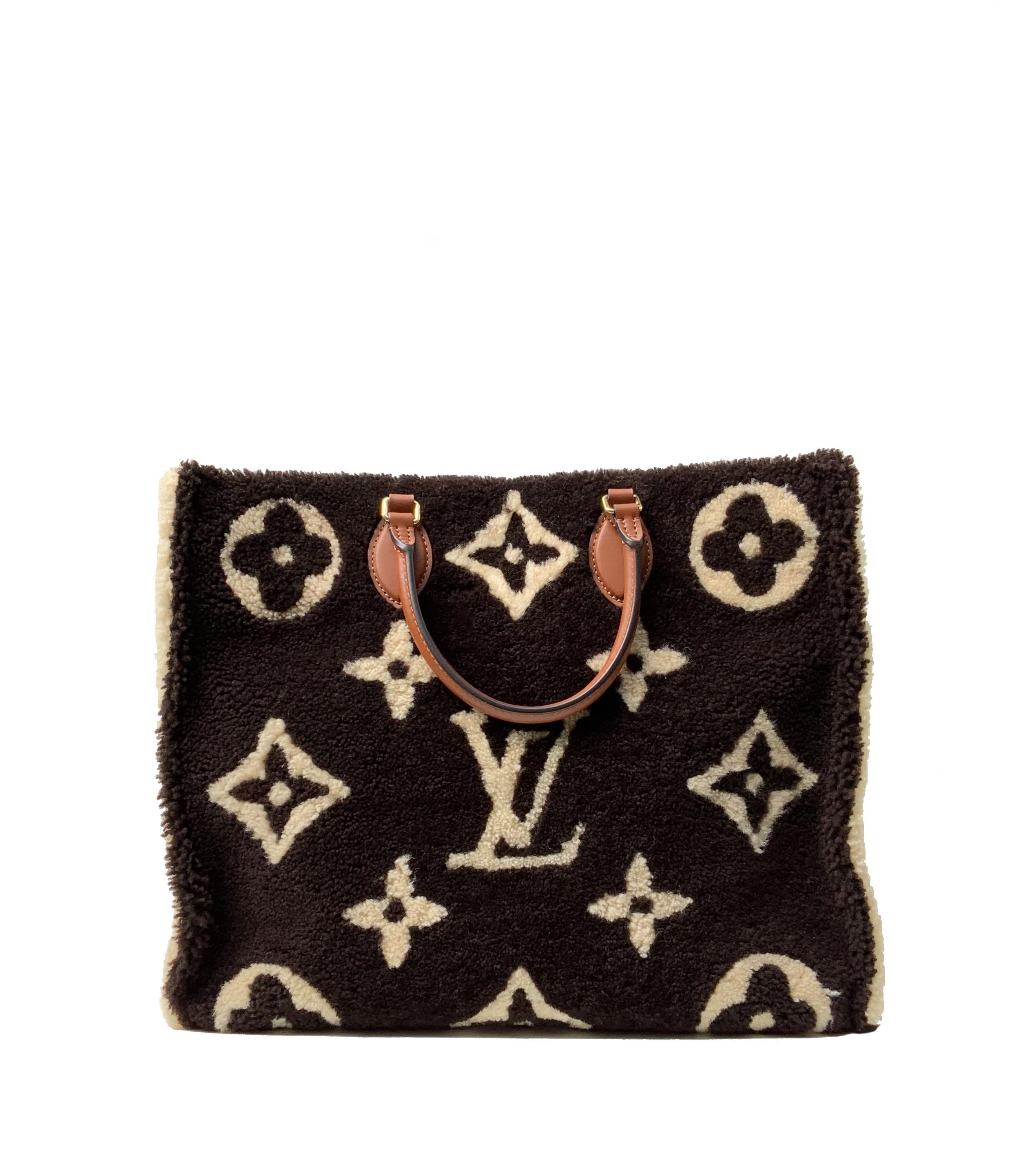 This pre-owned Onthego shearling teddy tote bag from Louis Vuitton is revisited in soft shearling with the iconic monogram pattern in the new giant size !!!!
It features two leather handles for hand and elbow carry and two long straps for a shoulder