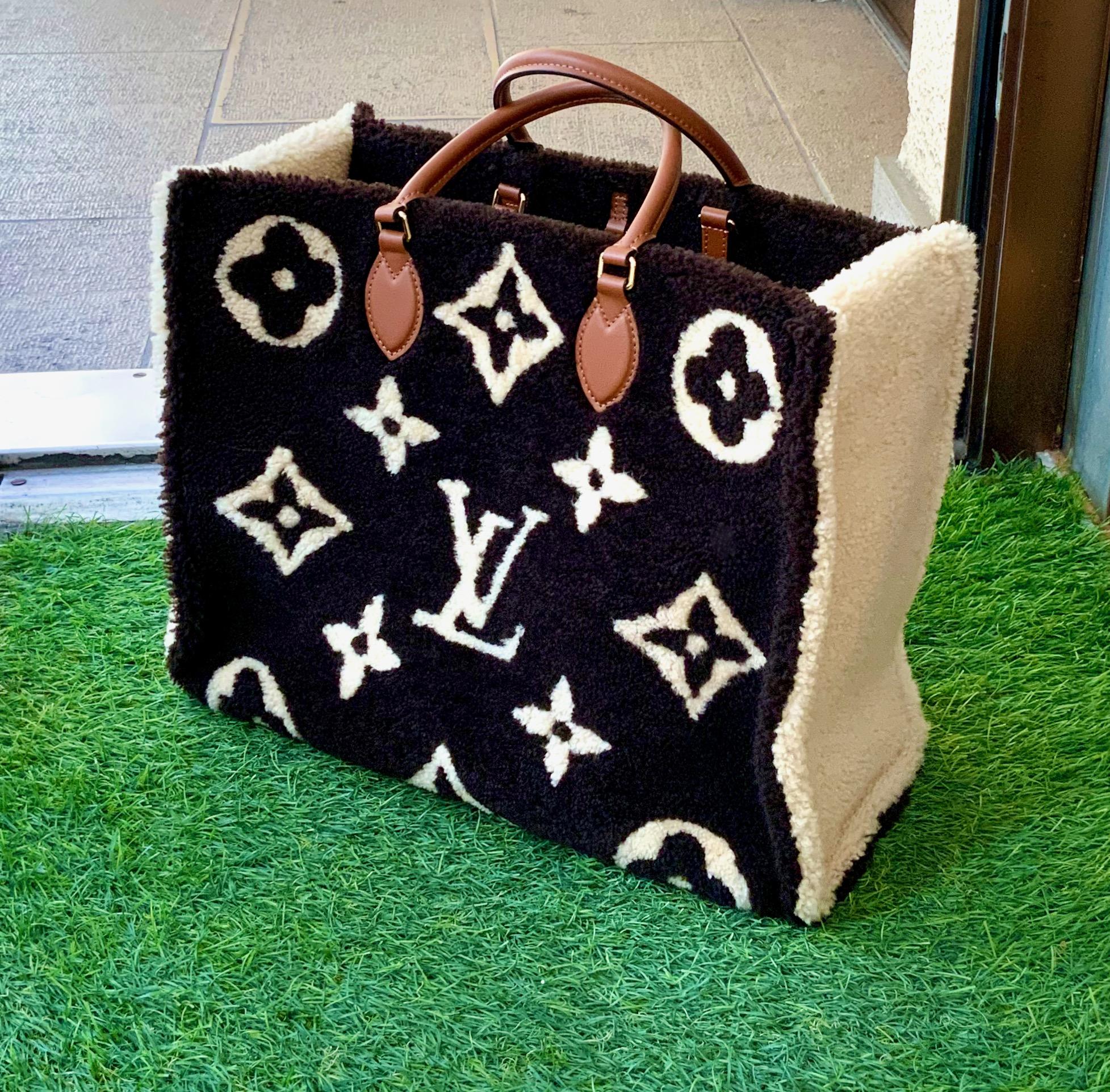 Louis Vuitton Onthego Shearling Teddy Limited Edition GM Tote Bag In Excellent Condition In Geneva, CH