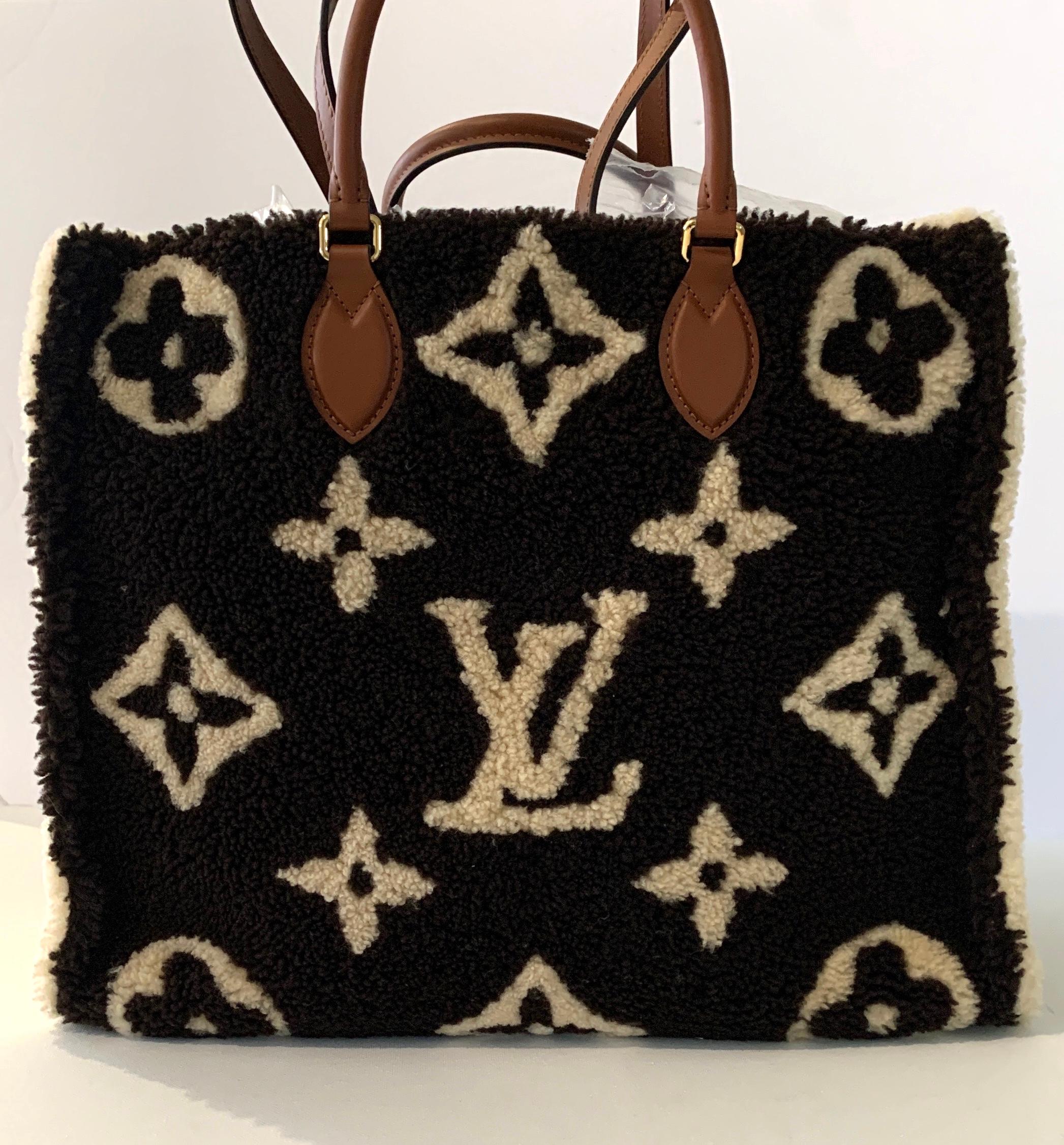 Louis Vuitton 
Onthego Tote Bag
Shearling
Teddy
This soldout immediately
What a great bag!
 
GIANT MONOGRAM
Speedy - Monogram Giant - Teddy
 
Louis Vuitton invites you to experience its limited edition collection: Monogram Giant Teddy
 
Monogram