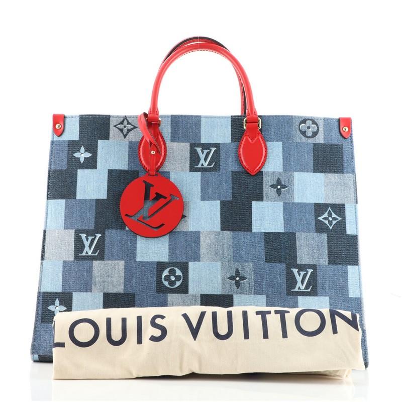 Condition: Very good. Odor in interior. Slight creasing on exterior, moderate wear on base and opening corners, light wear on leather trims, handles and straps. Small marks in interior, scratches and discoloration on hardware.
Accessories: Charms,