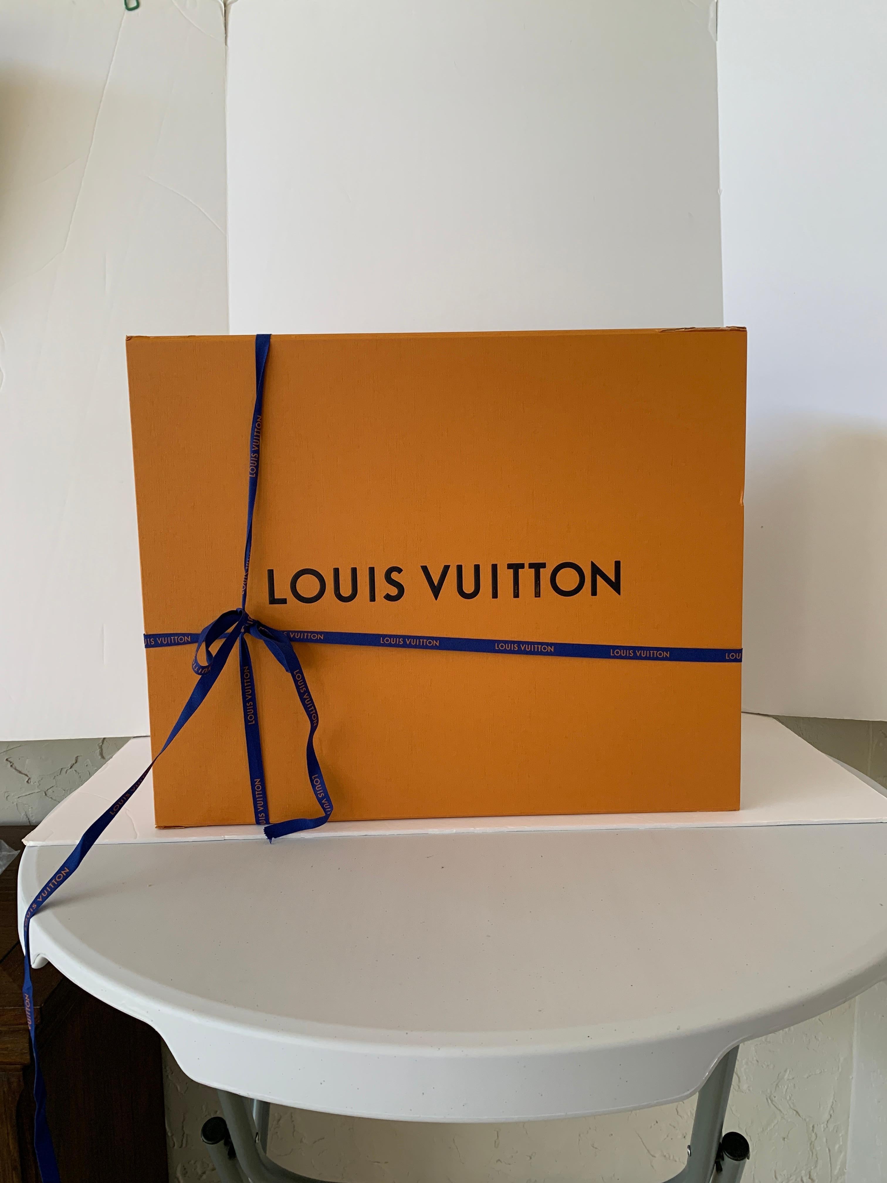 Louis Vuitton Onthego Tote Giant Monogram KHAKI WHITE 2