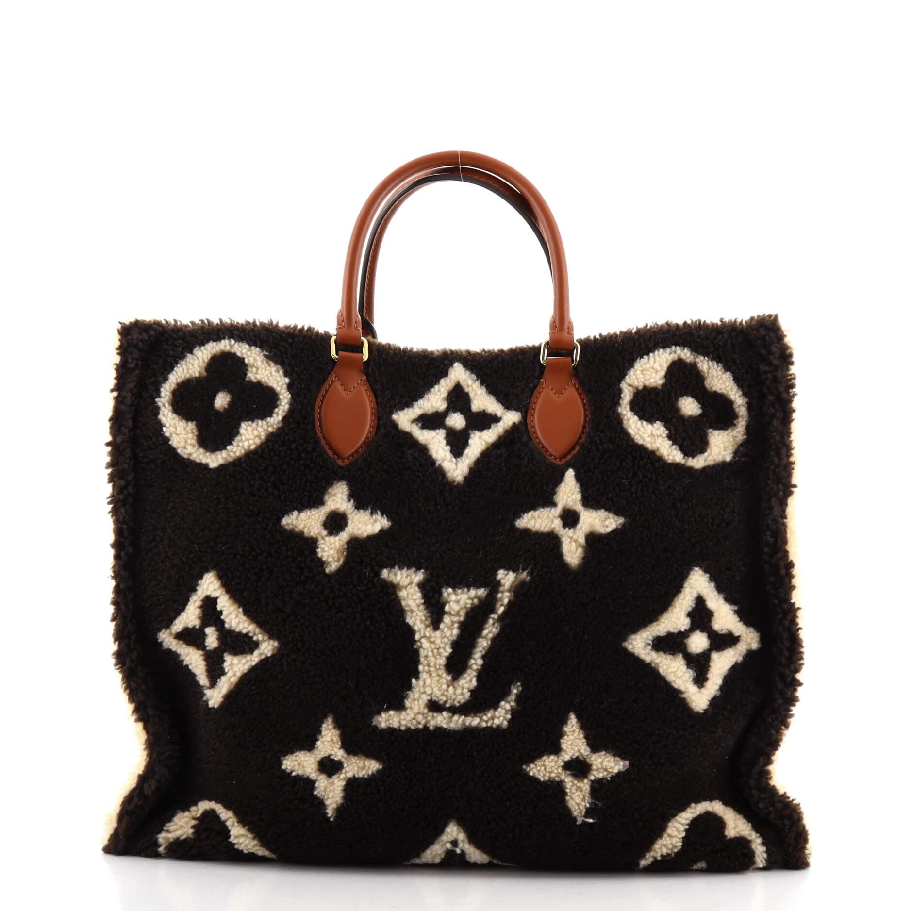 Louis Vuitton OnTheGo Tragetasche mit Monogramm aus riesigem Teddy-Fleece GM im Zustand „Gut“ in NY, NY