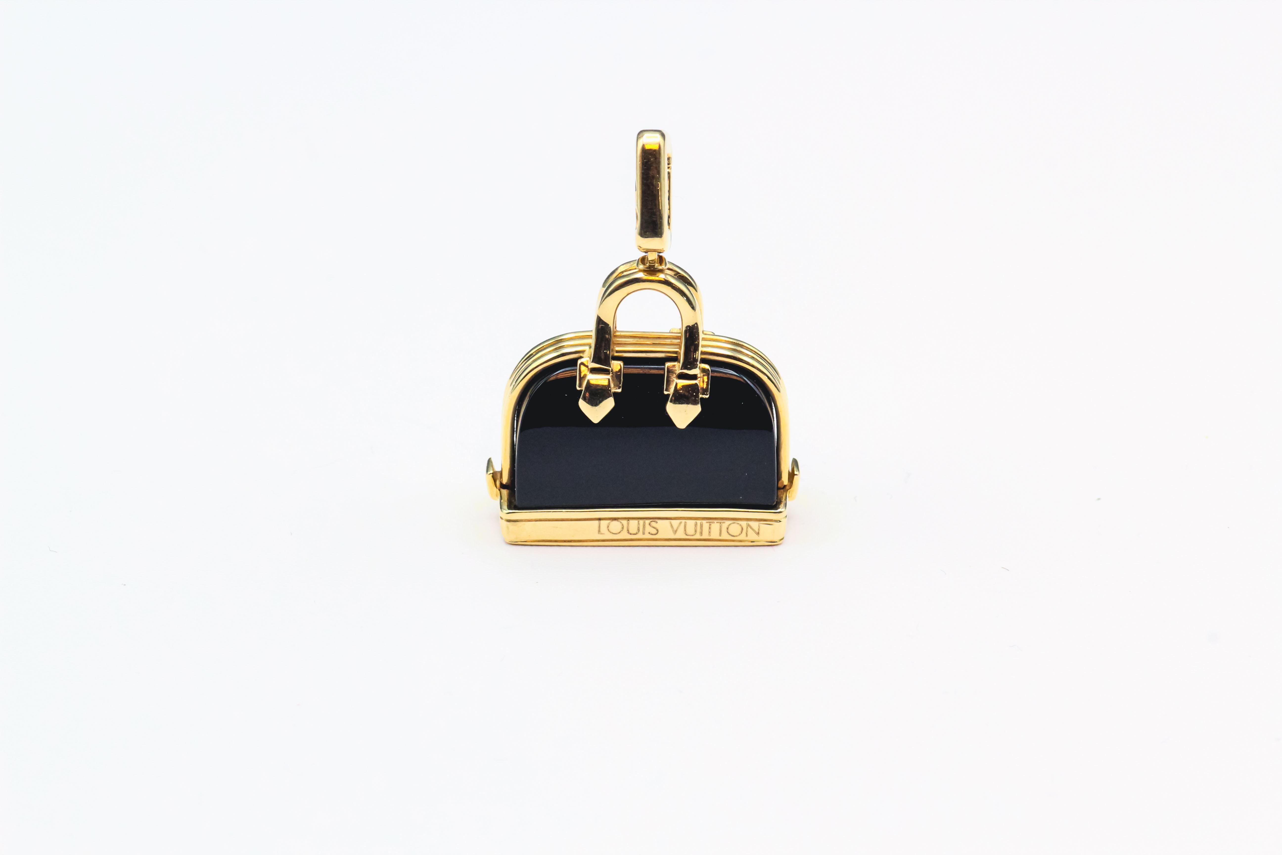 Moderne Louis Vuitton Pendentif breloque sac Alma en or jaune 18 carats et onyx en vente