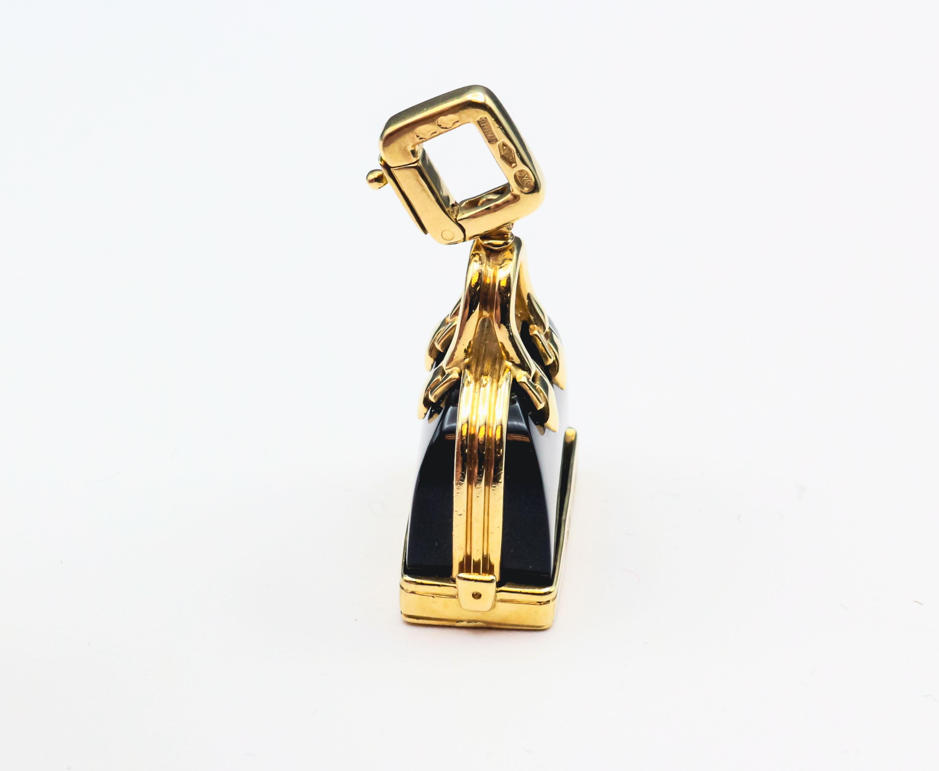 Louis Vuitton Pendentif breloque sac Alma en or jaune 18 carats et onyx Bon état - En vente à Bellmore, NY