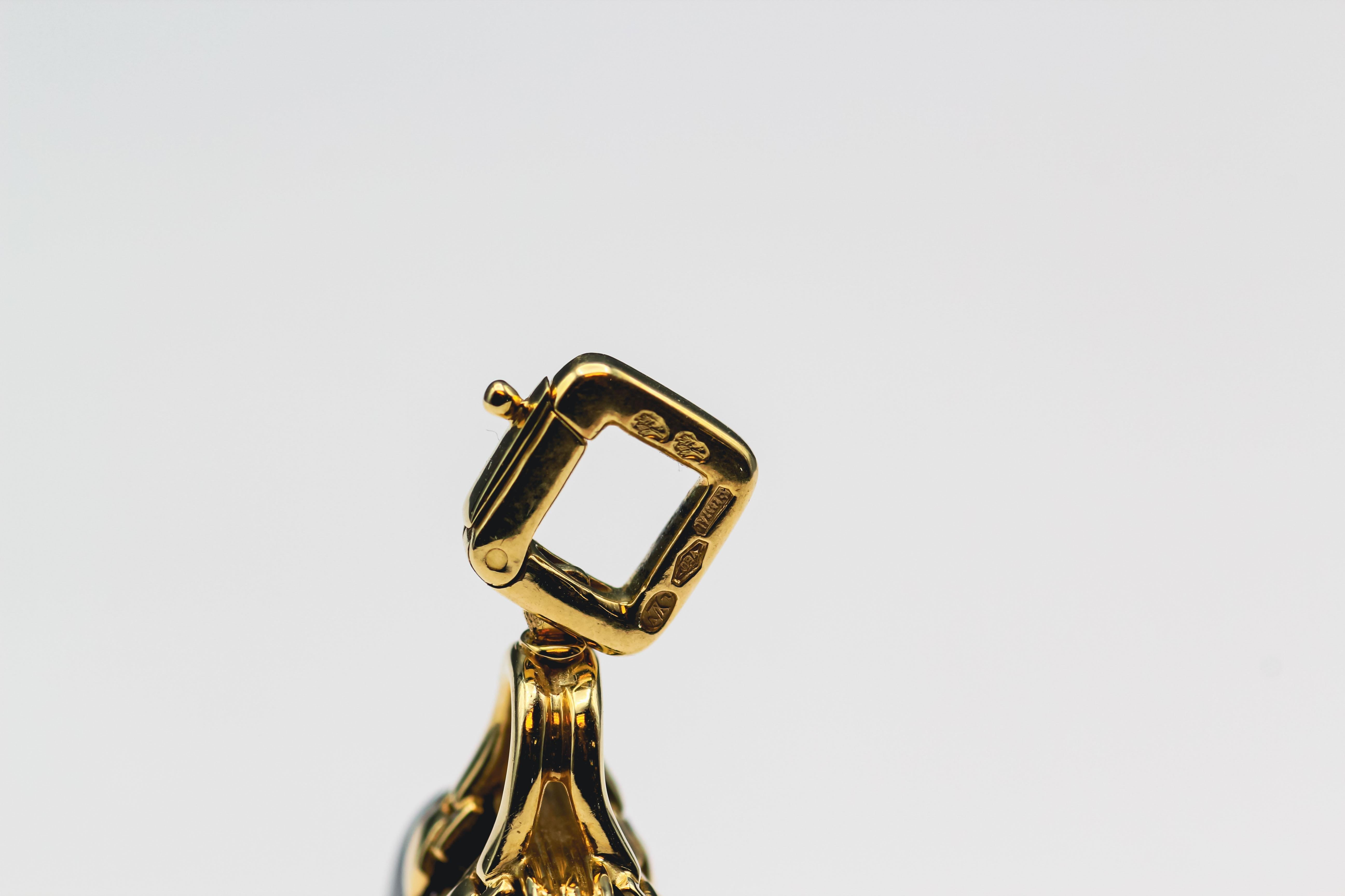 Louis Vuitton Pendentif breloque sac Alma en or jaune 18 carats et onyx en vente 2