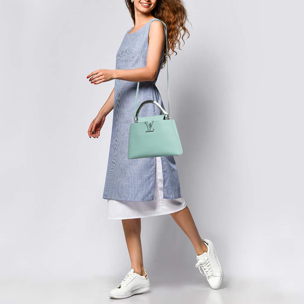 Les créations Louis Vuitton sont populaires en raison de leur style et de leur fonctionnalité. Ce sac  comme tous les autres sacs à main  est durable et élégant. Une finition soignée  le sac est conçu pour offrir une expérience luxueuse. L'intérieur