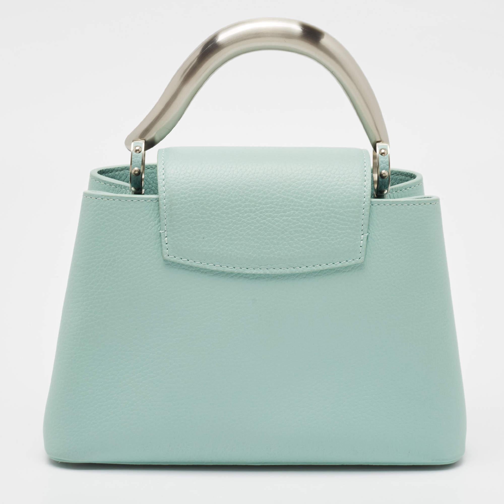 Louis Vuitton sac Capucines BB en cuir taurillon vert opalin Excellent état à Dubai, Al Qouz 2