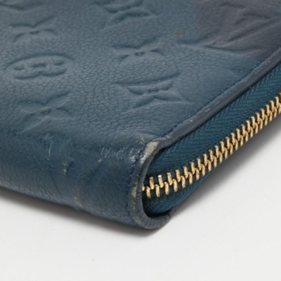 Louis Vuitton - Portefeuille à fermeture éclair en cuir avec monogramme « Empreinte » en vente 5