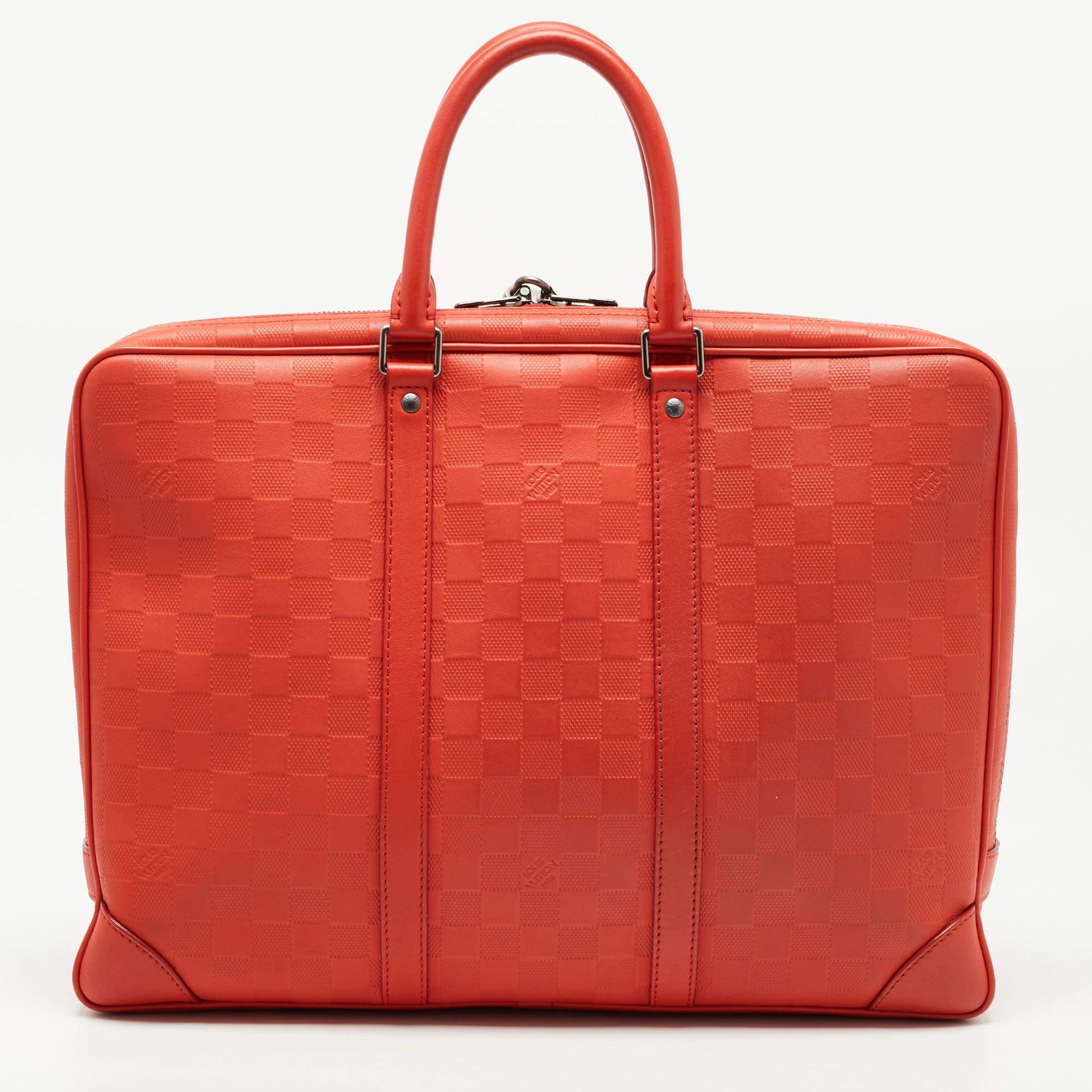 This Porte Documents Voyage briefcase is an ultra-functional choice to carry your essentials! Crafted using Damier Infini leather into a spacious size, the Louis Vuitton briefcase is perfect for frequent use. The top handles, beautiful exterior, and