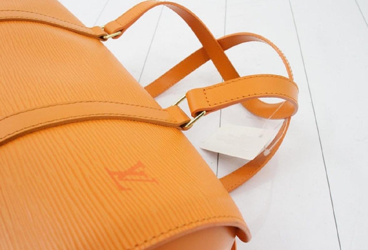 Orangefarbene Louis Vuitton Soufflot-Tasche aus Epi-Leder mit goldfarbenen Beschlägen, farblich abgestimmtem, mattem Lederbesatz, Alcantara-Futter, einem einzelnen Schlitzfach an der Innenwand und Reißverschluss an der Oberseite.

 

62272MSC