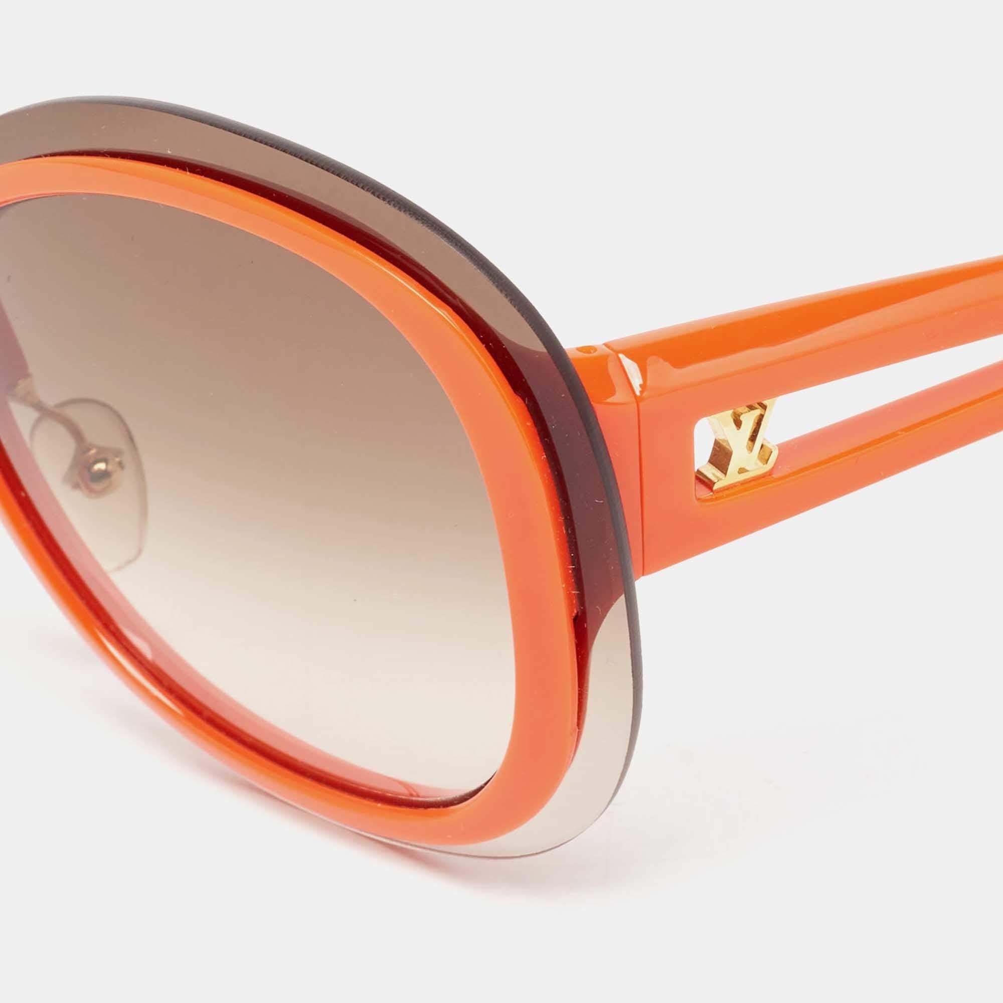 Un paio di occhiali da sole di Louis Vuitton sarà sicuramente un acquisto prezioso. Caratterizzati da una montatura di tendenza e da lenti che proteggono gli occhi, gli occhiali da sole sono ideali per essere indossati tutto il giorno.