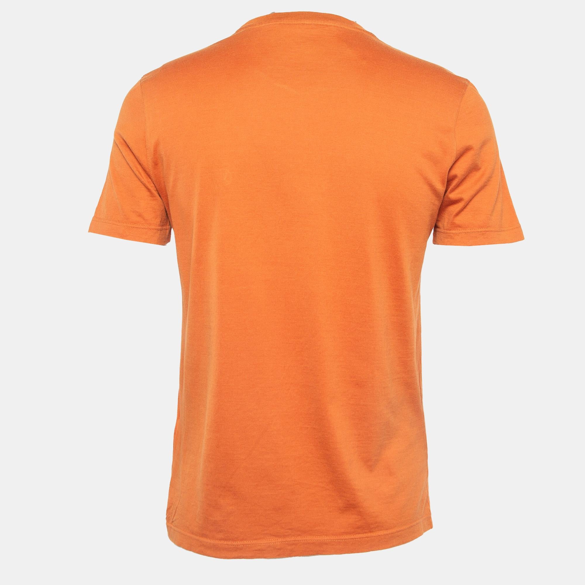Get the comfort and the right casual style with this designer T-shirt. Designed to be reliable and durable , the creation has a simple neckline and signature detailing. 