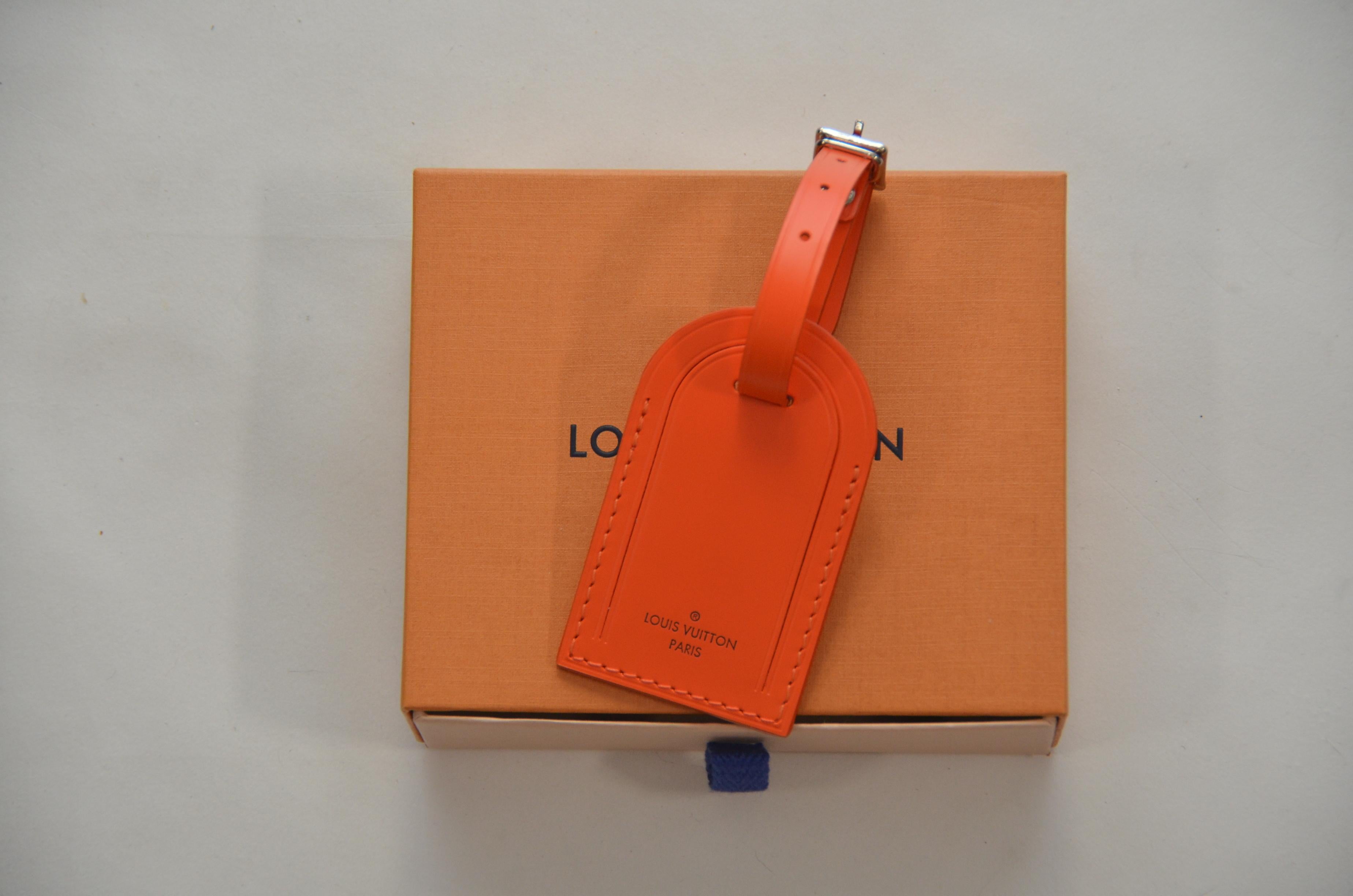 Louis Vuitton
Orange Luggage Tag
Seltene Farbe:: Sammlerstück
Ausgezeichneter Zustand

FINAL SALE