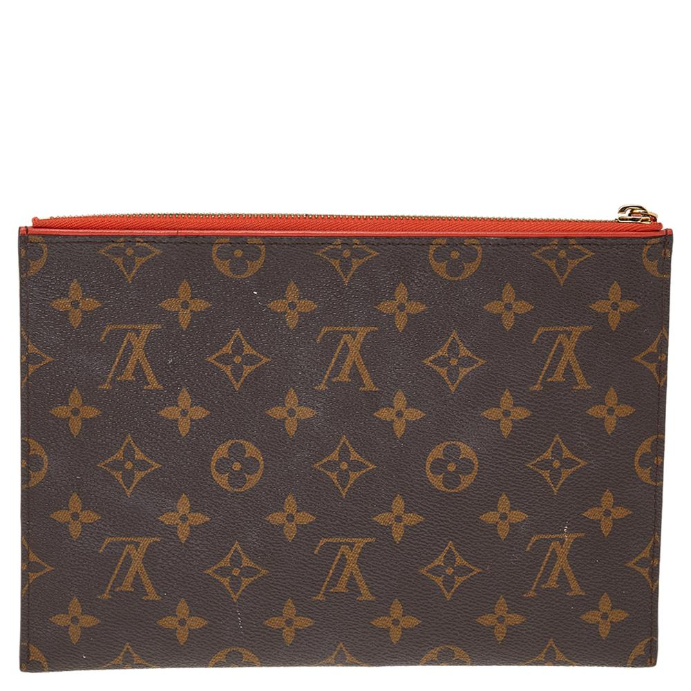 Accessorize like a pro with this trendy and functional clutch from Louis Vuitton. This rich and classy Pallas clutch is made from Monogram canvas and leather into a smart silhouette. The inside of the bag is lined with leather. Carry this bag to