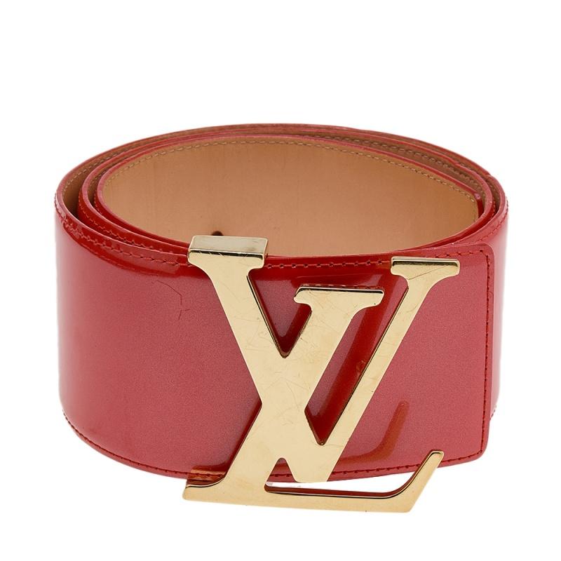 This Initiales belt from Louis Vuitton is simple in design but nevertheless quite appealing. The orange patent leather belt flaunts a smooth construction with neat stitches and has a gold-tone buckle in the form of an enlarged LV symbol. The belt is