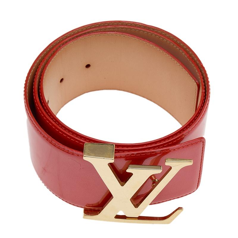 This Initiales belt from Louis Vuitton is simple in design but nevertheless quite appealing. The orange patent leather belt flaunts a smooth construction with neat stitches and has a gold-tone buckle in the form of an enlarged LV symbol. The belt is