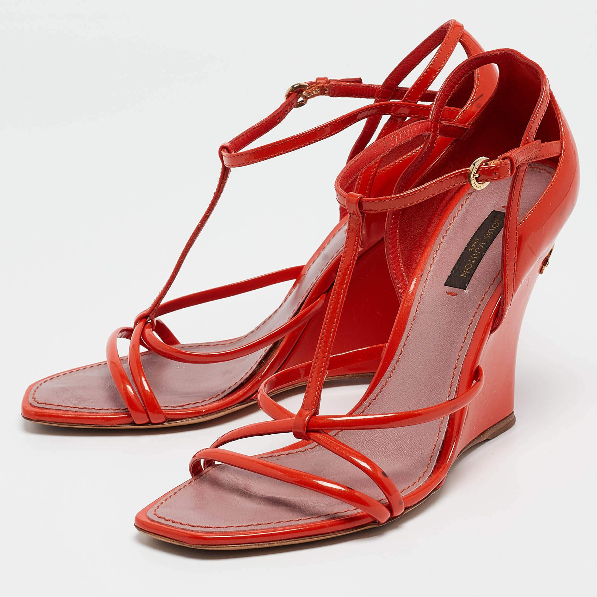 These LV orange sandals will frame your feet in an elegant manner. Crafted from quality materials they display a strappy design and 10 cm wedge heels.
