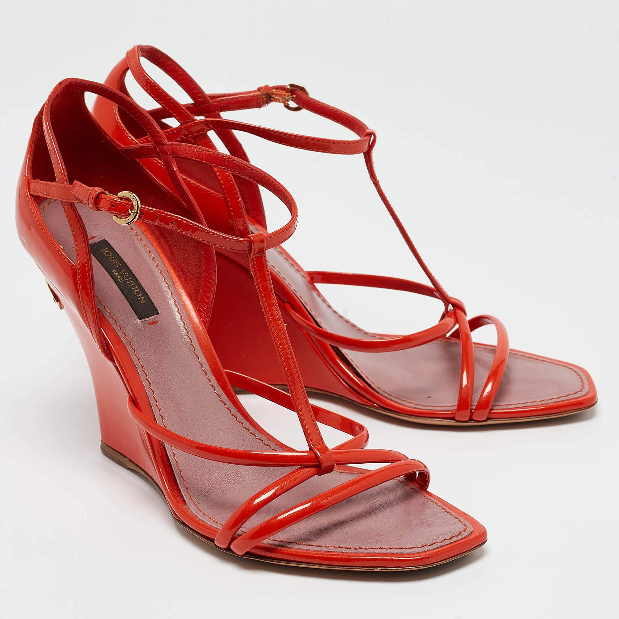 Louis Vuitton Orange Patent Leather Strappy Wedge Sandals Size 37.5 In Good Condition For Sale In Dubai, Al Qouz 2