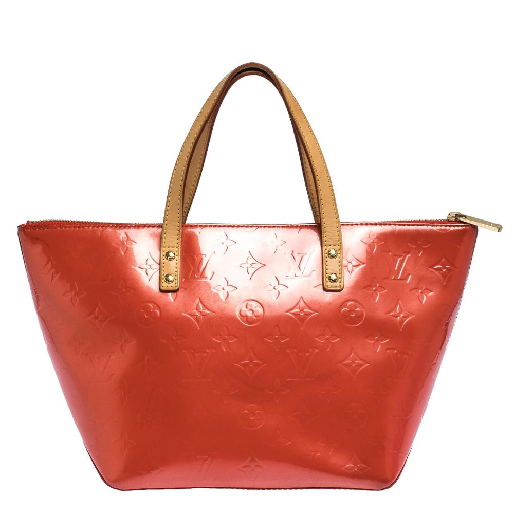 Looking for an every-day bag with just the right tinge of luxury? Your quest ends here with this Bellevue from Louis Vuitton. Wonderfully crafted from Monogram Vernis leather, the bag brings a lovely orange shade, two contrast handles and a spacious