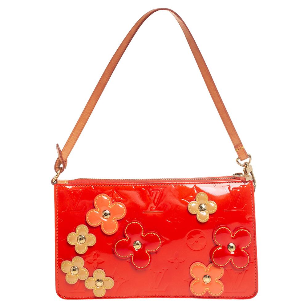 This Louis Vuitton Lexington pochette comes crafted from monogram Vernis and decorated with signature flowers on the exterior. It features a zipped leather interior and a single leather handle for you to swing it. Add this beauty to your closet