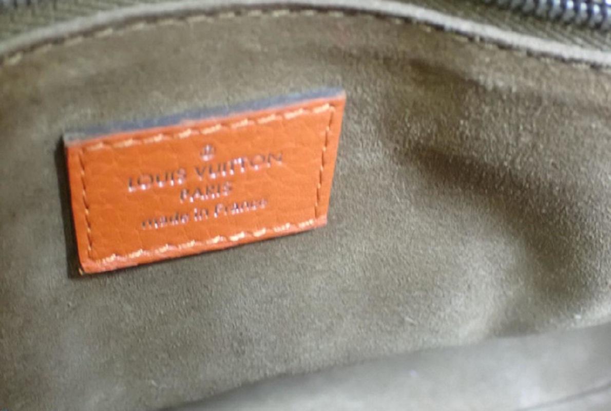 Louis Vuitton Soft Lockit PM aus orangefarbenem Taurillon-Leder mit silberfarbenen Beschlägen, zwei gerollten Henkeln an der Oberseite, bräunlichem Alcantara-Futter, drei Fächern an der Innenwand, eines mit Reißverschluss und Reißverschluss an der
