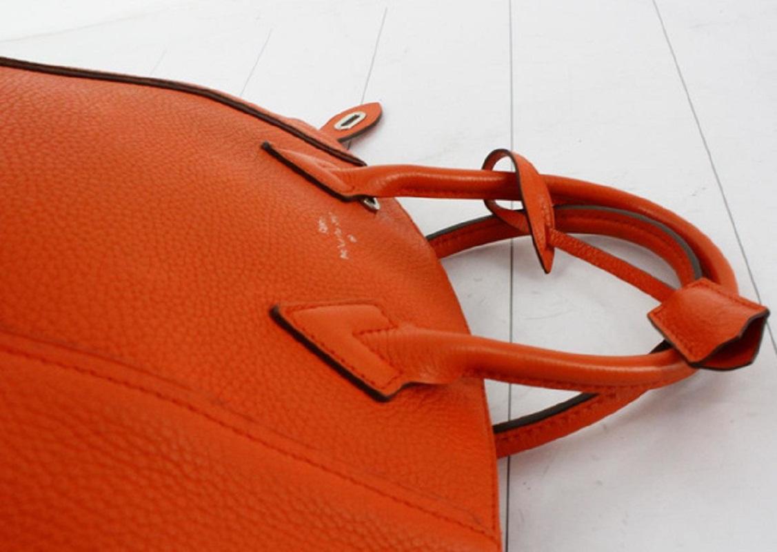 Louis Vuitton Orange Taurillon Leder Soft LockIt PM Handtasche im Zustand „Gut“ im Angebot in Irvine, CA
