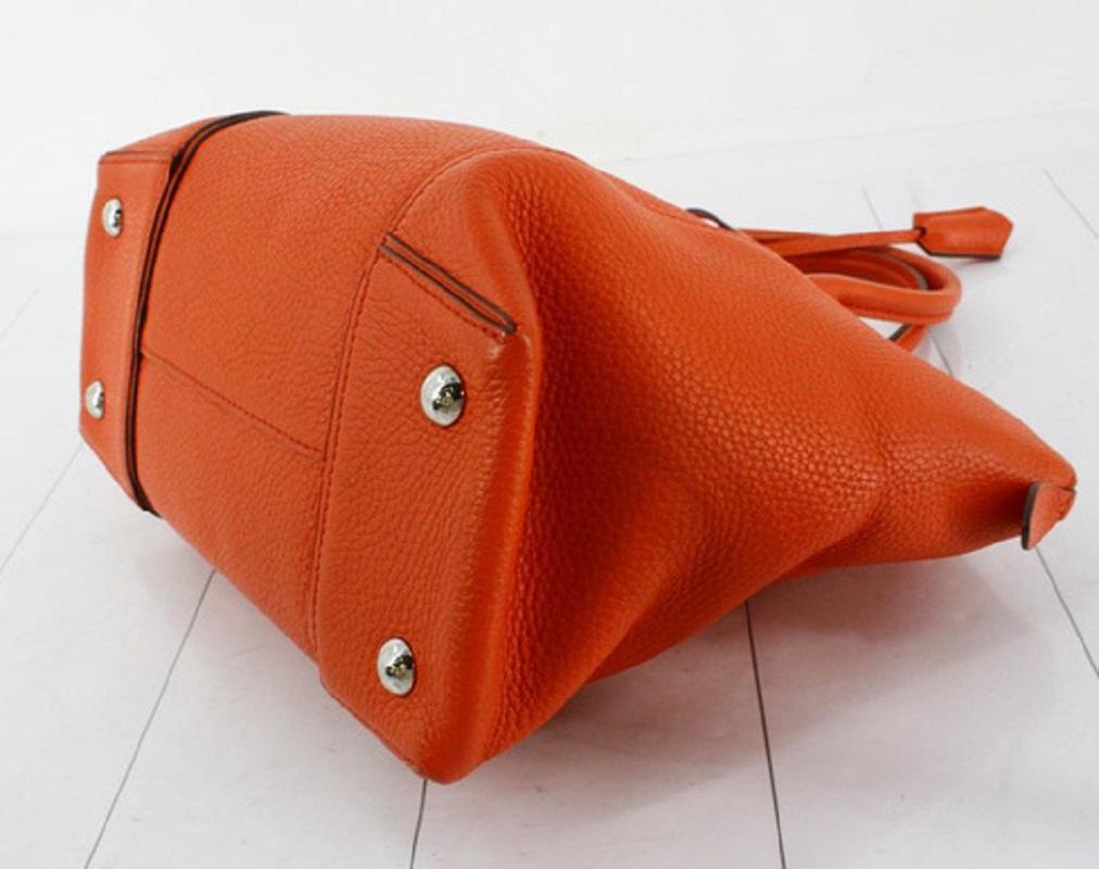 Louis Vuitton Orange Taurillon Leder Soft LockIt PM Handtasche Damen im Angebot