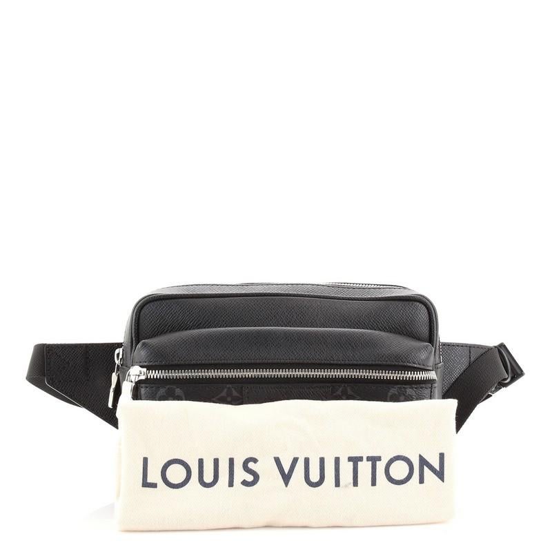Condit : Excellent. Légère usure des coins de la base et de l'intérieur, légers plis à l'extérieur, éraflures sur le matériel.
Accessoires : Sac à poussière
Dimensions : Hauteur 6