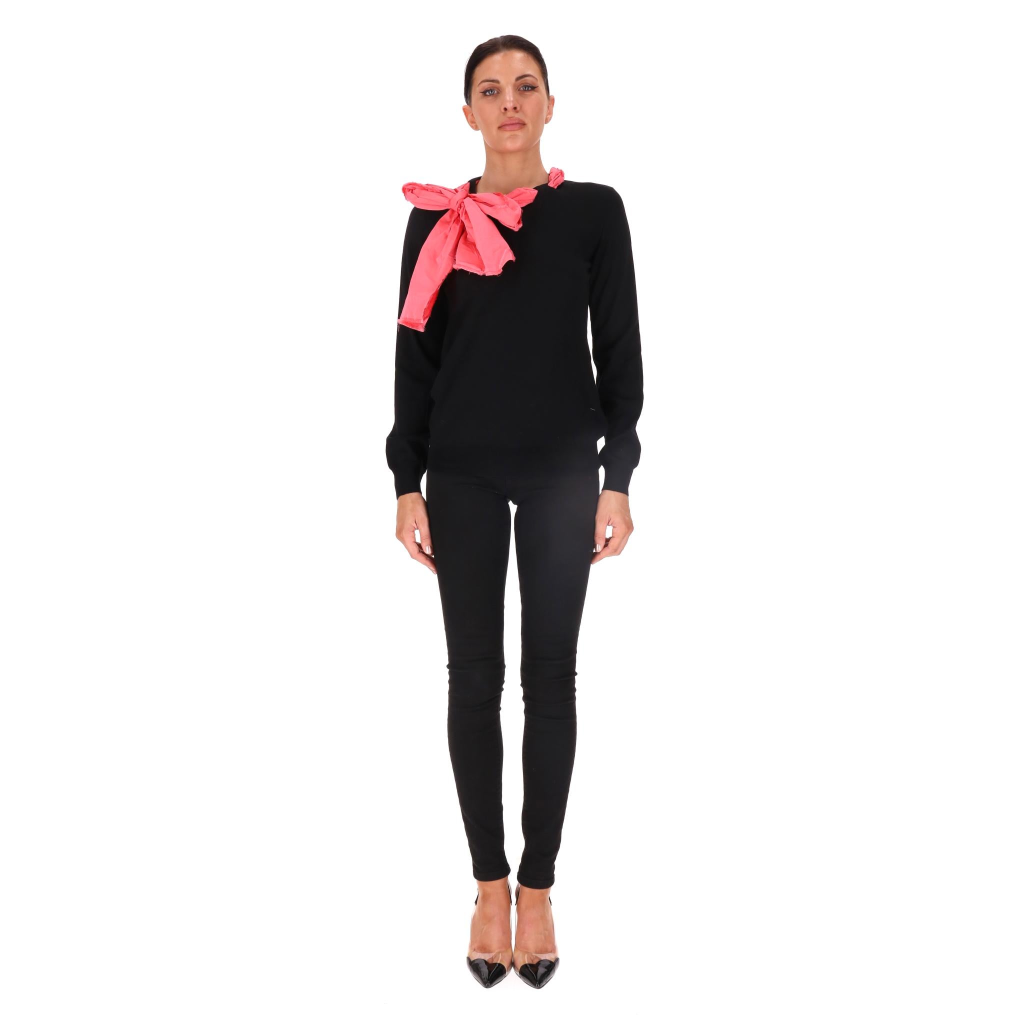 Louis Vuitton Oversized Bow Embellished Wool & Silk Blend Jumper

Black jumper crafted from wool and silk blend and adorned with an oversized pink bow detail to the shoulder.

Featuring crew neckline and ribbed cuffs and hem.

Rrp Approx.