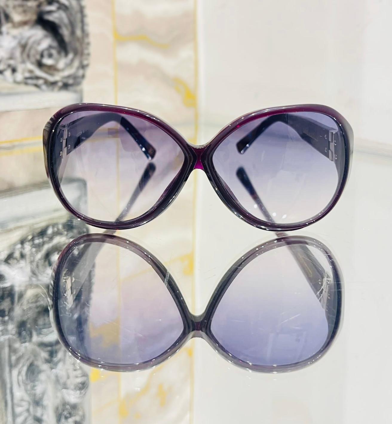 Louis Vuitton Sonnenbrille in Übergröße

Lila gerahmte Sonnenbrille mit abgerundeten Rändern und blauen Verlaufsgläsern.

Mit glitzernden, detaillierten Armen mit silberner Einlage von LV-Monogrammen.

Größe - Einheitsgröße

Zustand - Sehr
