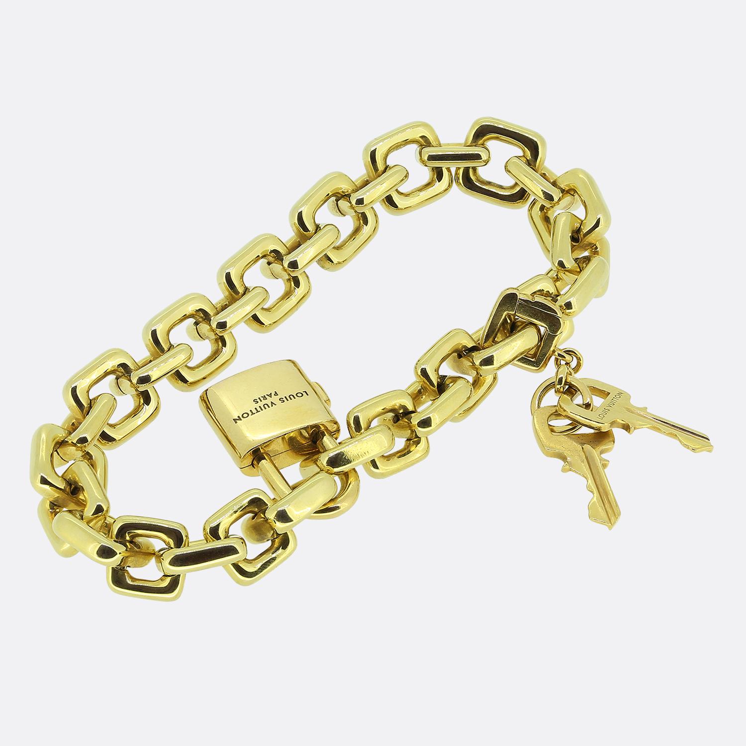 Ecco un eccezionale bracciale in oro giallo 18ct massiccio del famoso designer di lusso Louis Vuitton. Il bracciale presenta una chiusura a lucchetto e un charm a forma di mazzo di chiavi. Il bracciale pesa ben 102,3 grammi e funziona da solo o con
