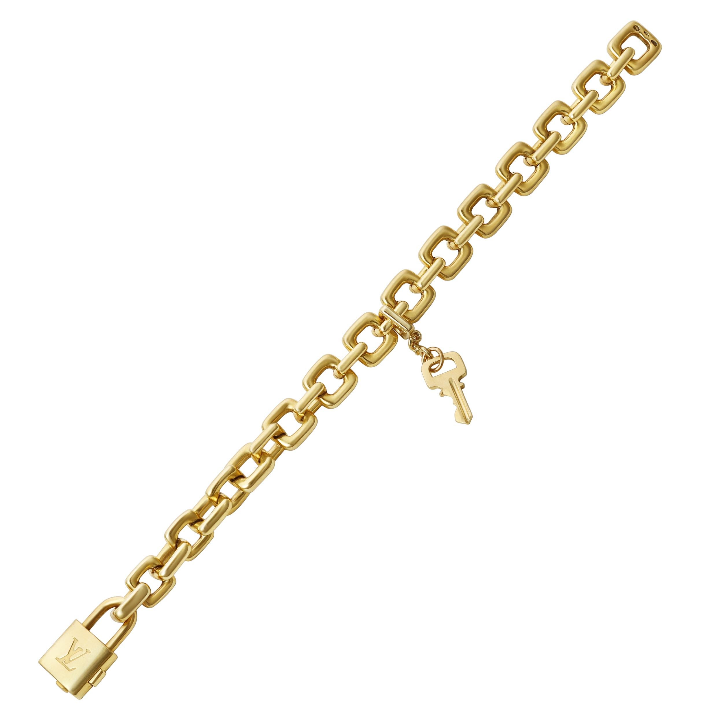 Una pulsera de moda de Louis Vuitton, con cadenas de oro amarillo macizo de 18 quilates. Acentuado con un candado marcado con el logotipo clásico de Louis Vuitton y acompañado de una llave. Perfecto para ropa informal o formal.