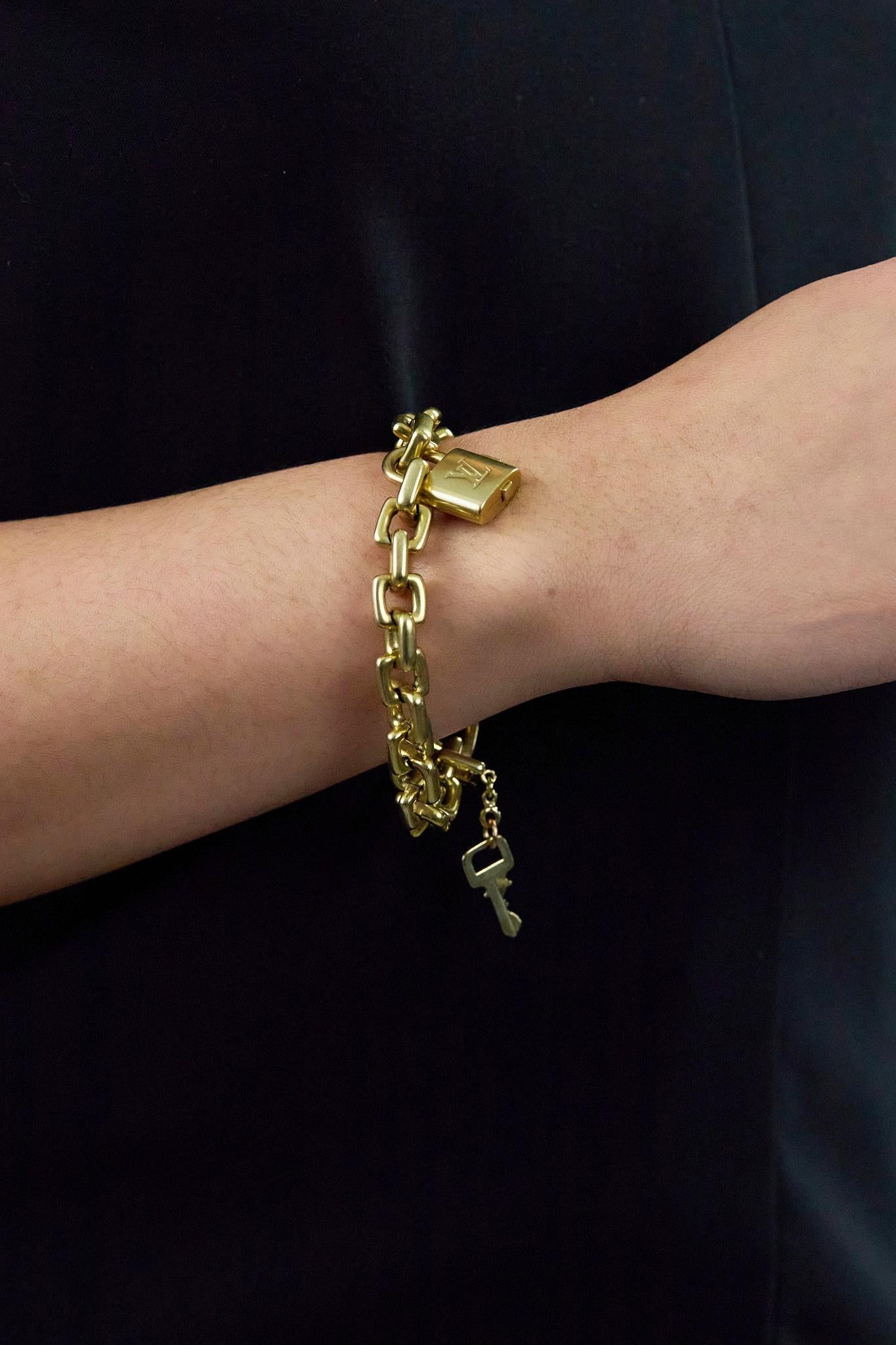Pulsera candado y llave Louis Vuitton de oro amarillo de 18 quilates Contemporáneo en venta