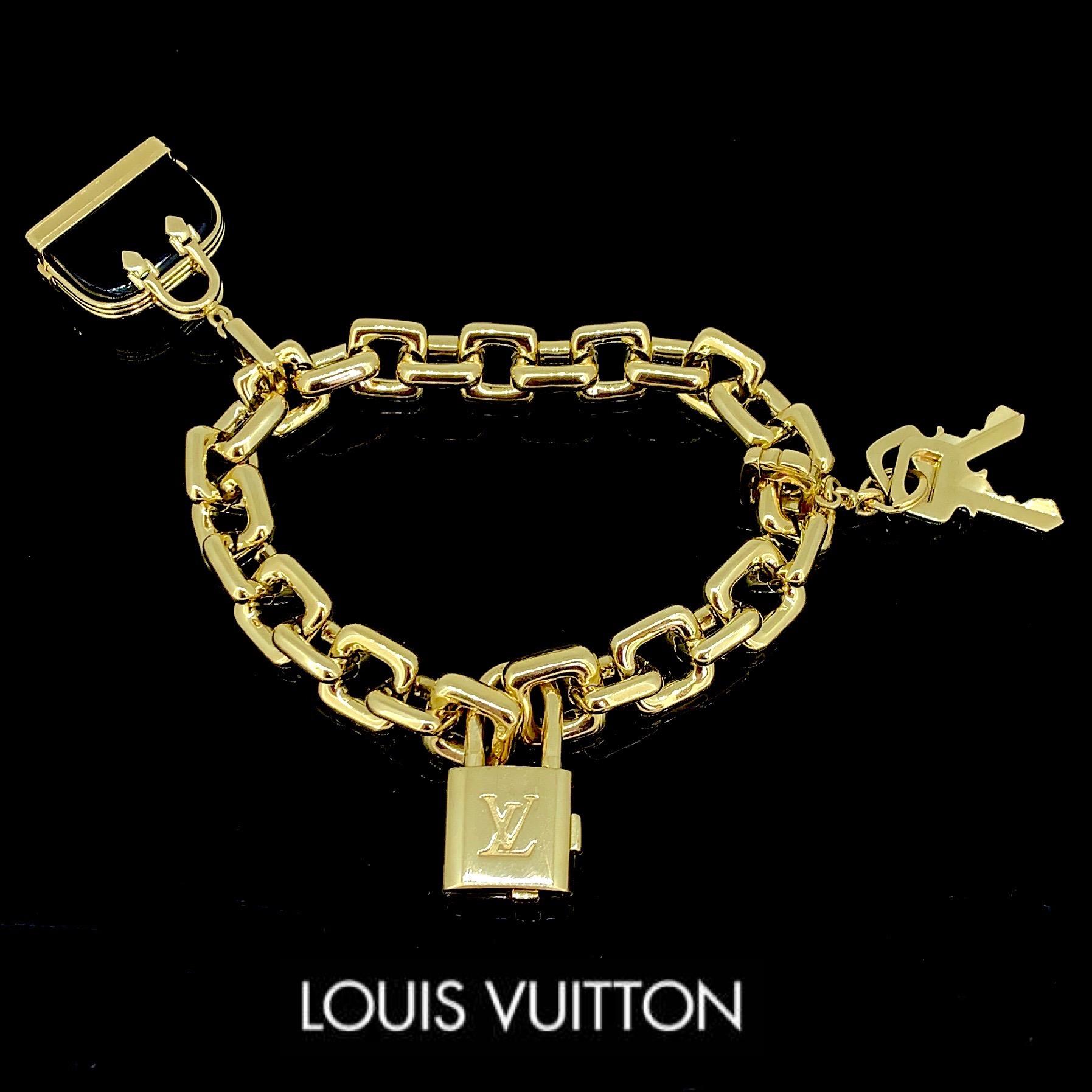 This link bracelet is made in 18kt solid yellow gold. It opens and closes via the padlock. The two other charms added are a pair of keys and the iconic Speedy bag. They are both detachable. The bracelet is 7.5in long and can be adjustable. Each