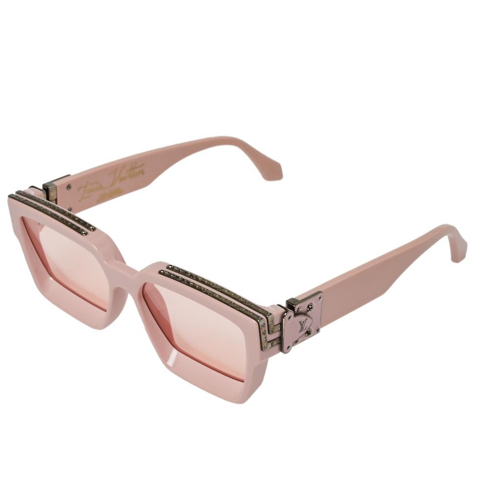 These 1.1 Millionaires sunglasses essay eyewear fashion at its best. The pair comes in a square acetate frame in a pale pink hue with a deep beveled front and full pink lenses. Highlighting the creation are details such as the silver-tone
