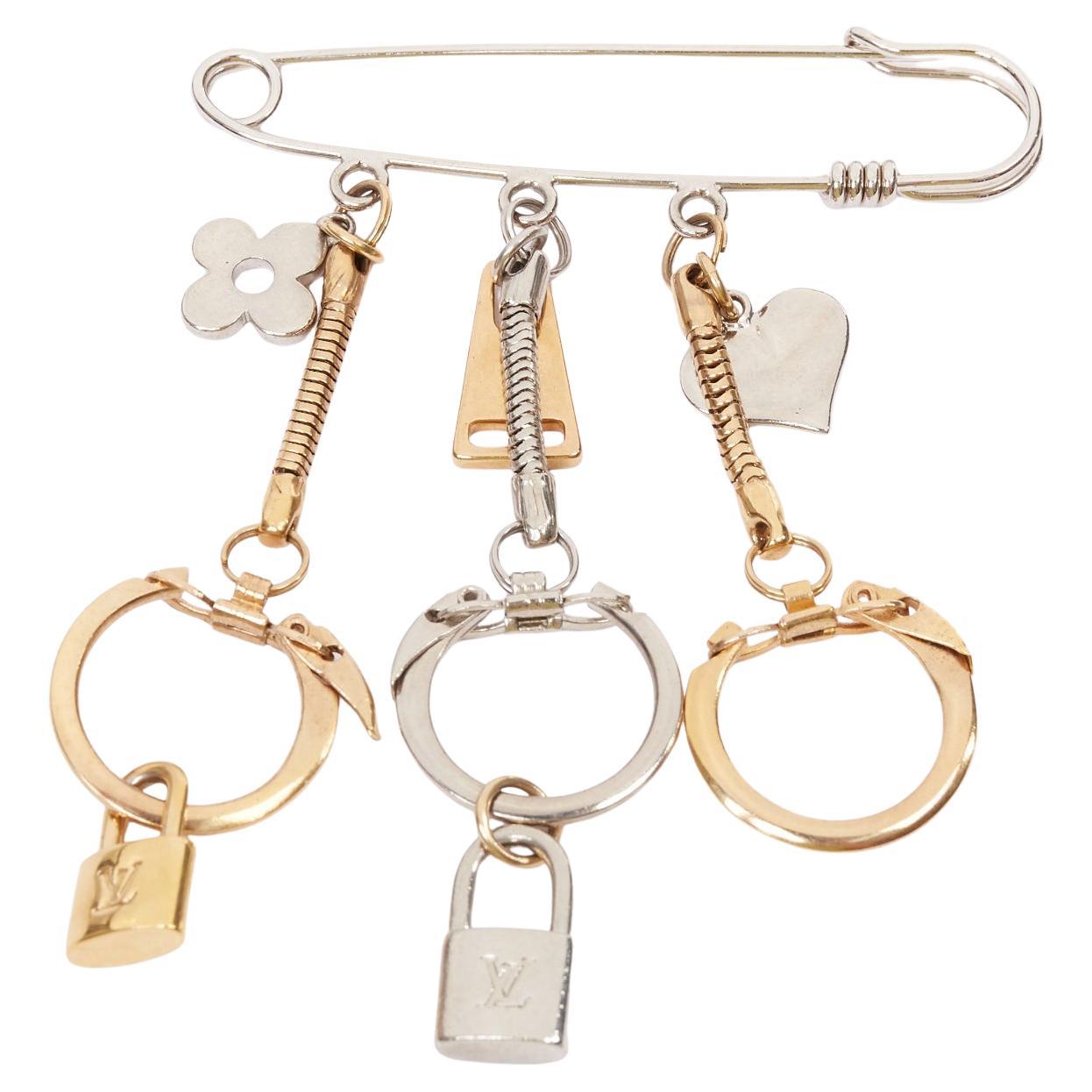 LOUIS VUITTON palladium safety pin w/ triple keyring LV lock heart flower charms in vendita