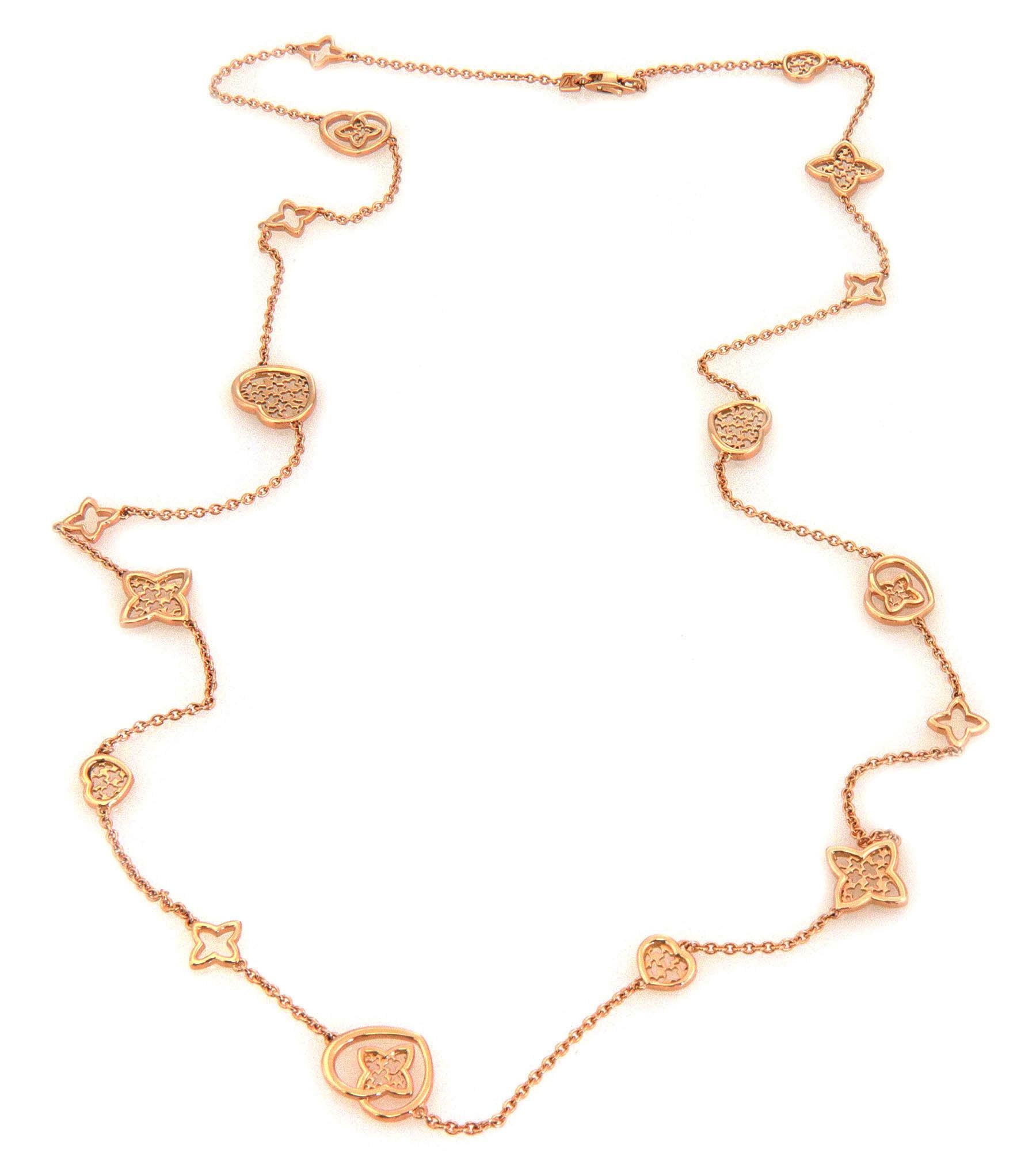 Diese lange, raffinierte Halskette ist authentisch von Louis Vuitton aus der Pandan Tiff Collection'S. Gefertigt aus 18 Karat Roségold mit einer polierten Oberfläche mit 17 sortierten Größe Herzen und und Sterne Enhancer mit ausgefallenen offenen