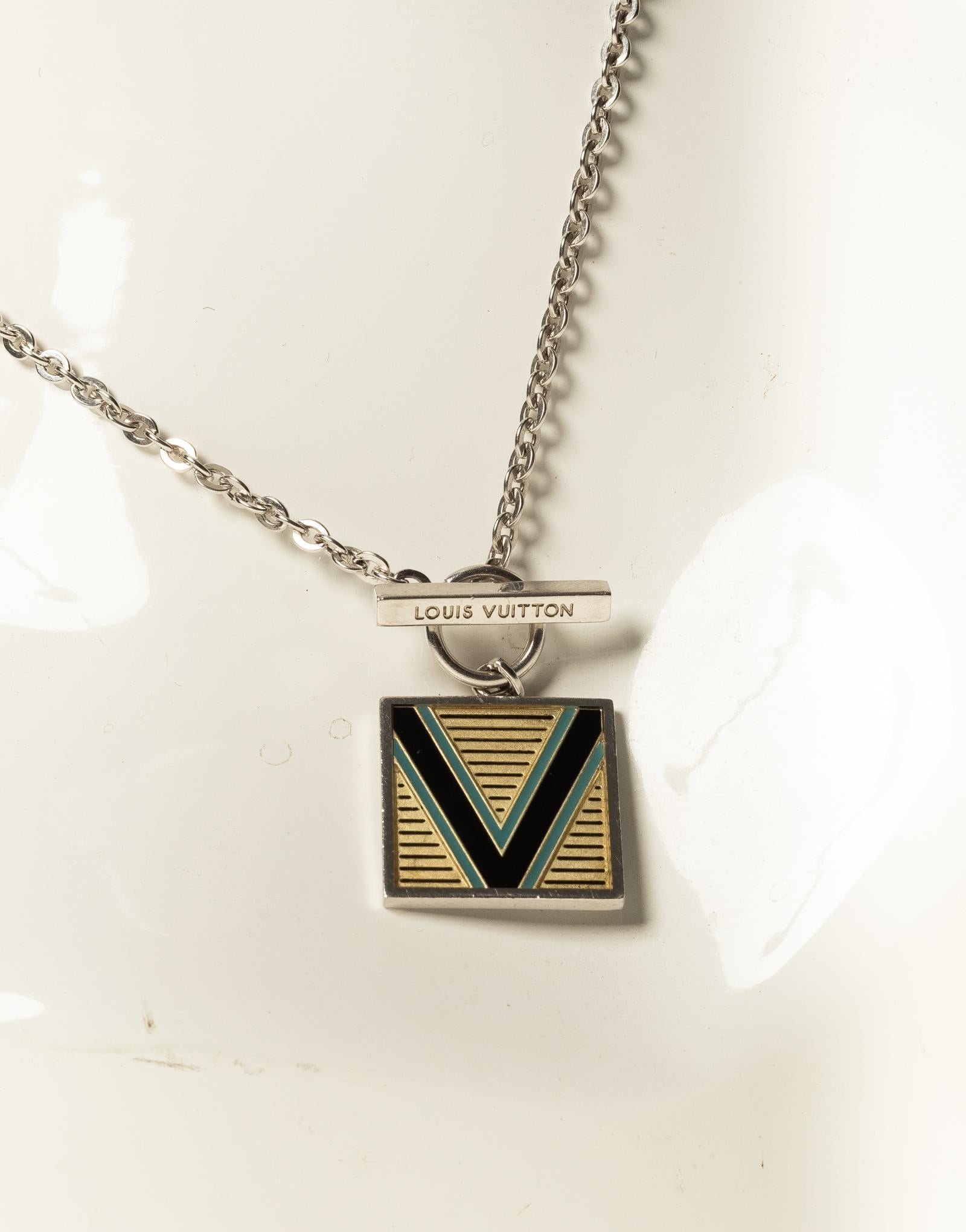 This necklace features a chain with a “V” design in black and blue on a hanging pendant. Boat race sailing collection.

COLOR: Silver chain with black and blue V, and gold designs. 
MATERIAL: Metal 
ITEM CODE: AG925
MEASURES: Pendant: 17 mm x 17 mm.