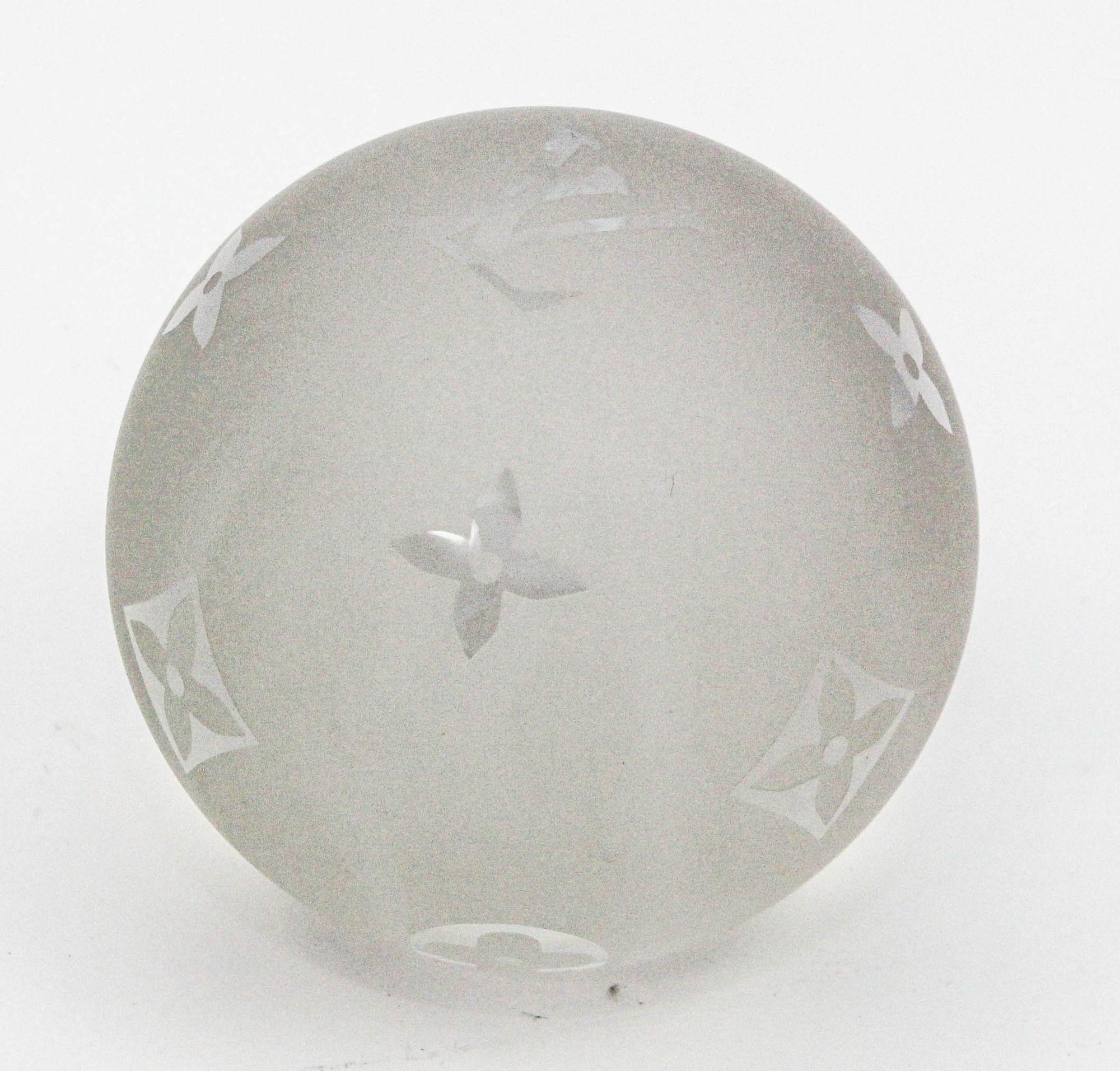 This LOUIS VUITTON Paperweight Monogram Clear Crystal Paper Weight VIP gift item.
Marked PRAGUE 1999.
Acid etched sphere paperweight with the monogram LV of the brand and the flowers.
Collector's item that can also be used as a paperweight on your