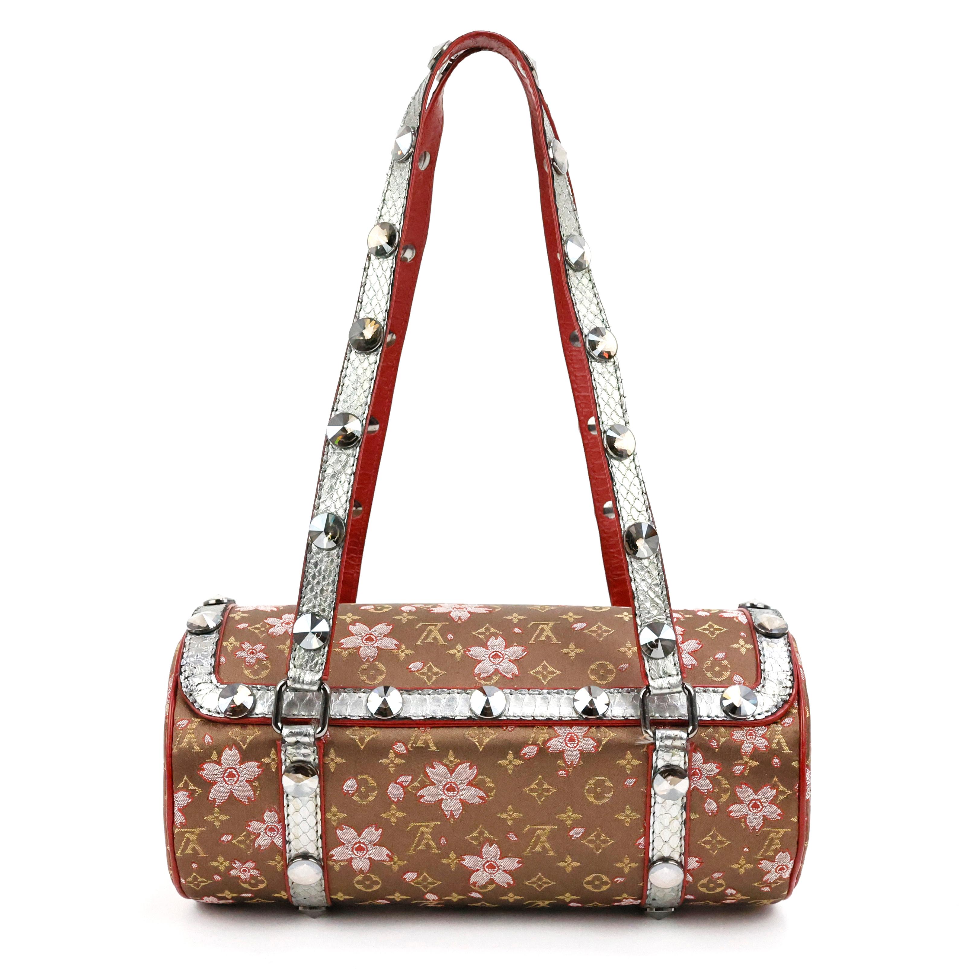 Rare Louis Vuitton Cherry Blossom Papillon monogram bag in satin and python leather.

Condition:
Really good.

Packing/accessories:
Box, shopping bag, dustbag.

Measurements:
21,5cm x 10cm x 10cm