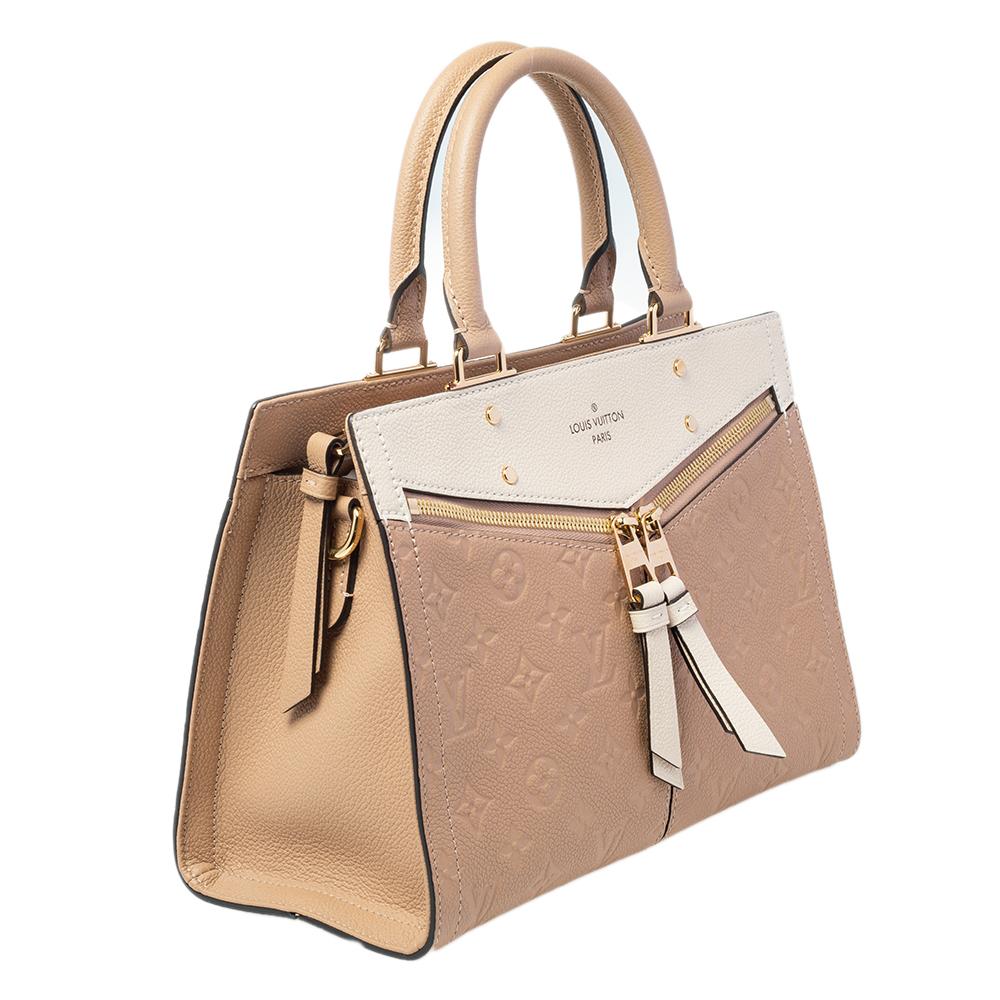 It is not hard to picture oneself swinging this gorgeous bag. This Louis Vuitton creation has been beautifully crafted from Monogram Empreinte leather and styled with two top handles. The insides are lined with fabric and sized to hold all your