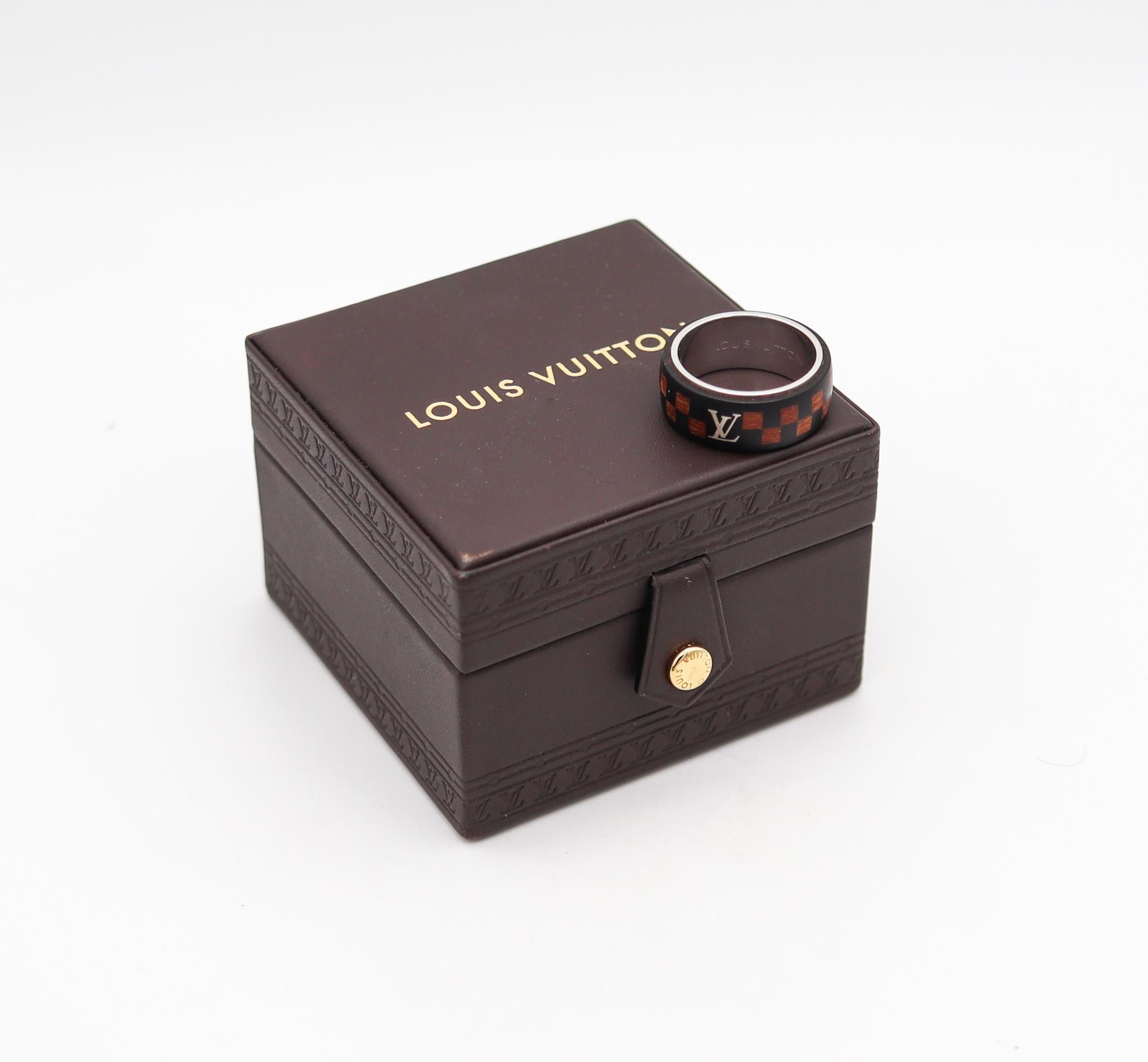 Von Louis Vuitton entworfenes Ringband.

Dieser wunderschöne Ring ist eines der ultimativen Designs des Pariser Luxushauses Louis Vuitton. Dieses Modell wird heute nicht mehr hergestellt und ist nicht mehr zu finden. Er wurde sorgfältig mit einem
