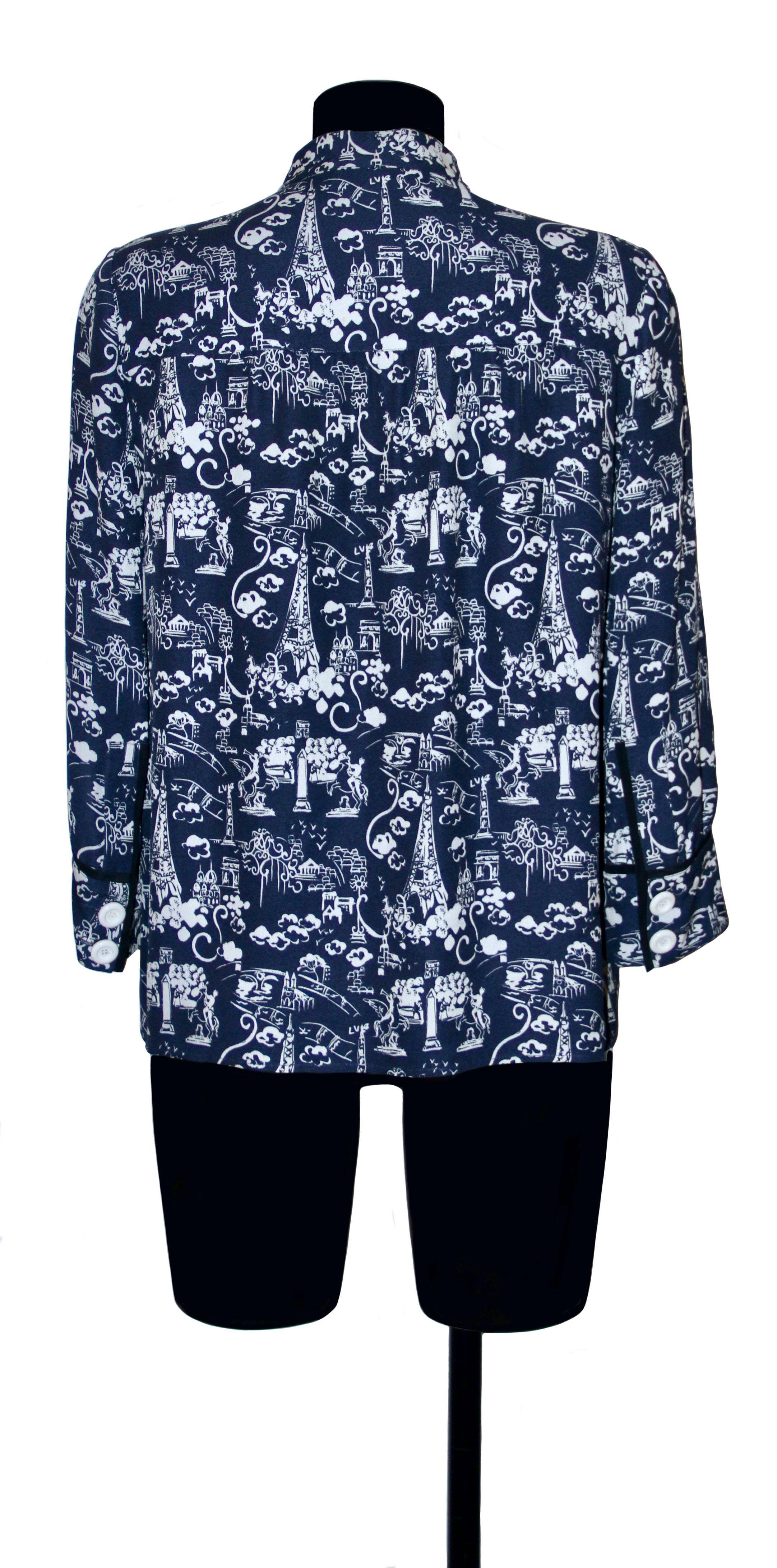 Wunderschöner Druck der Pariser Monumente für diese Bluse, die Virgil Abloh für Louis Vuitton entworfen hat.

Stoff: 94% Viskose - 6% Seide
Farbe: marineblau
Maße: Hinten unter Kragen: 63 cm - ca. 24