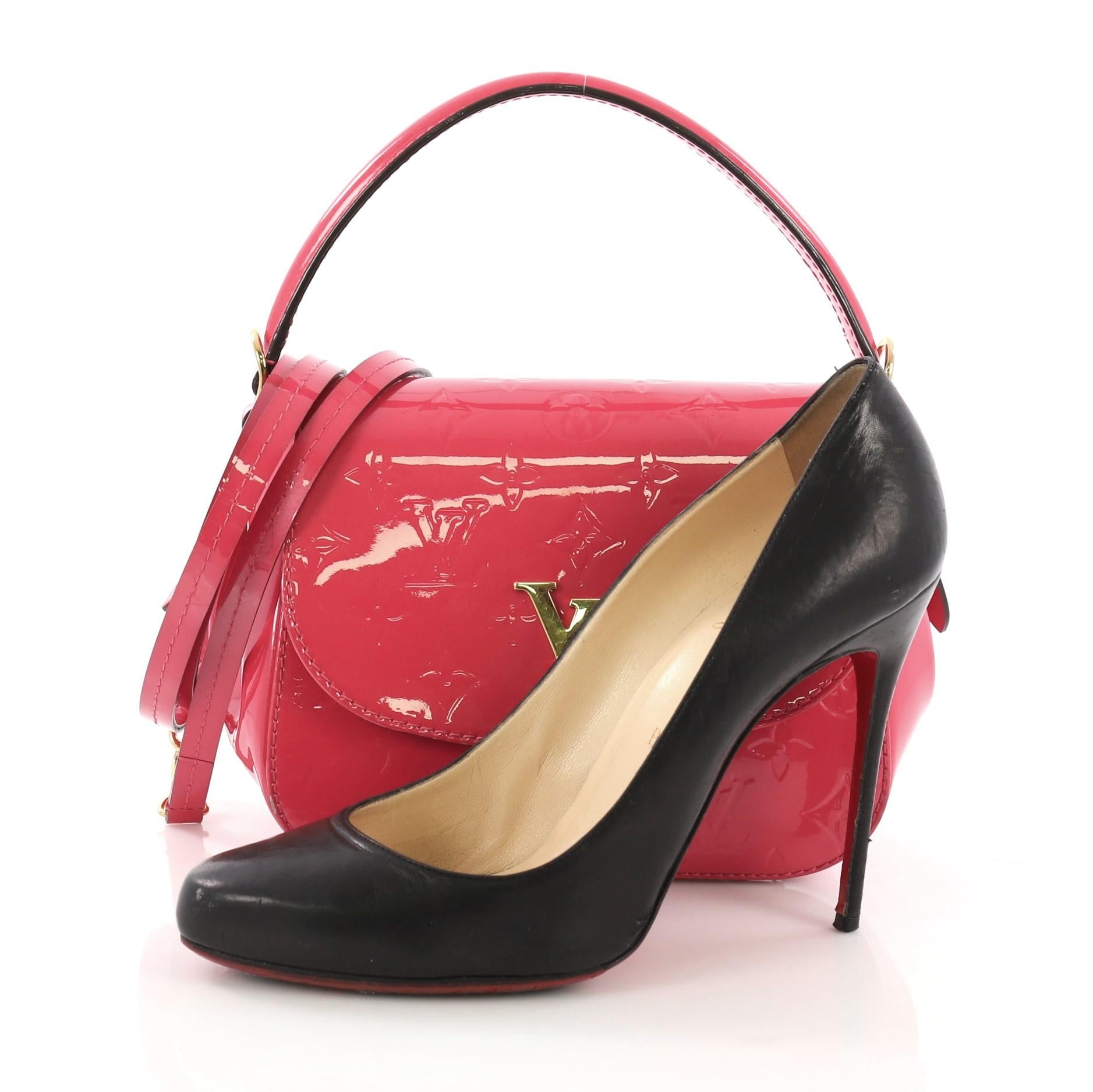 This Louis Vuitton Pasadena Handbag Monogram Vernis, crafted in pink monogram vernis leather, features a leather top handle and gold-tone hardware. Its LV turn-lock closure opens to a pink fabric interior with slip pockets. Authenticity code reads: