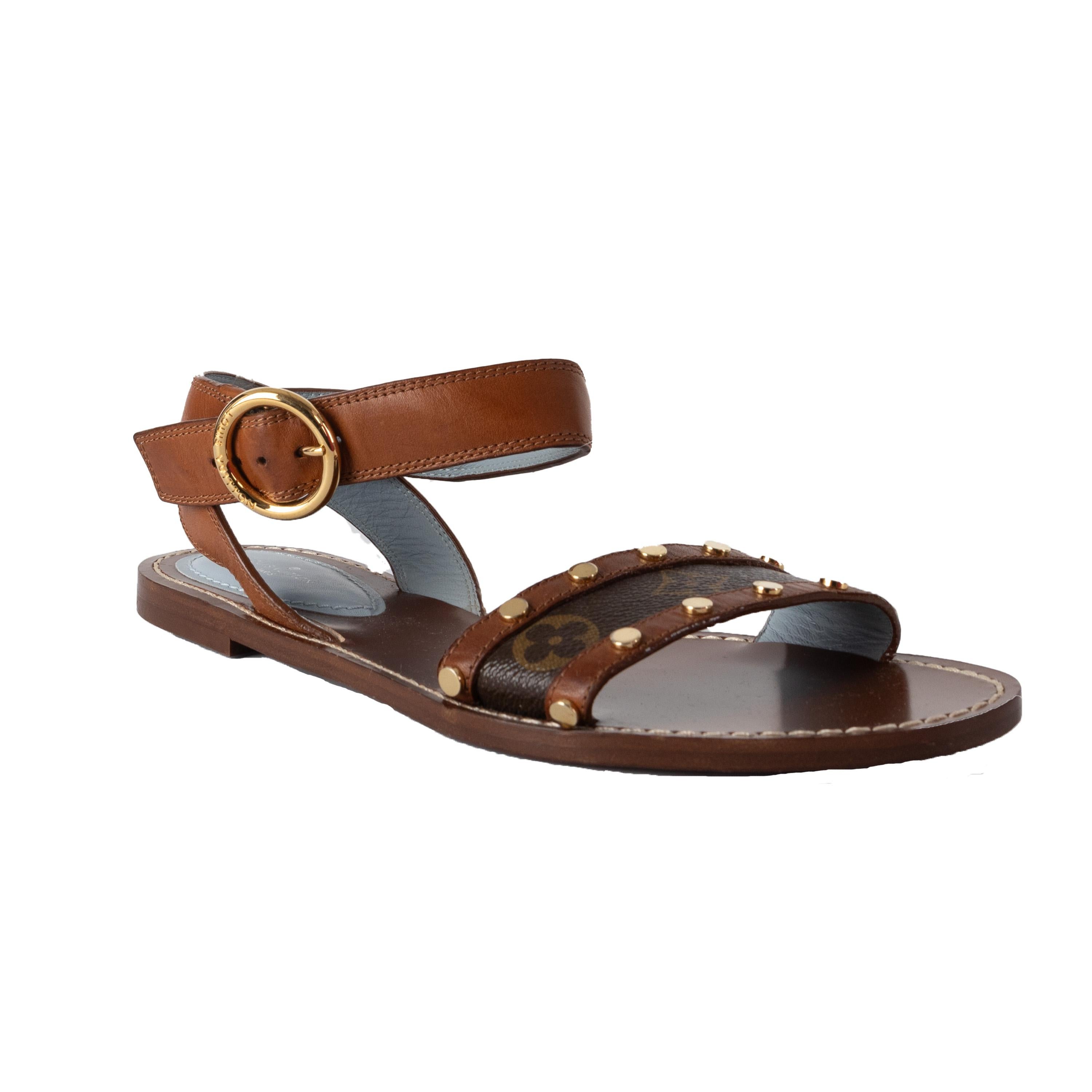 The Passenger flat sandal is crafted in calfskin leather and features a front strap in Louis Vuitton's iconic Monogram canvas. This strap is further enhanced with a double row of studs, inspired by classic Louis Vuitton trunk hardware. An adjustable