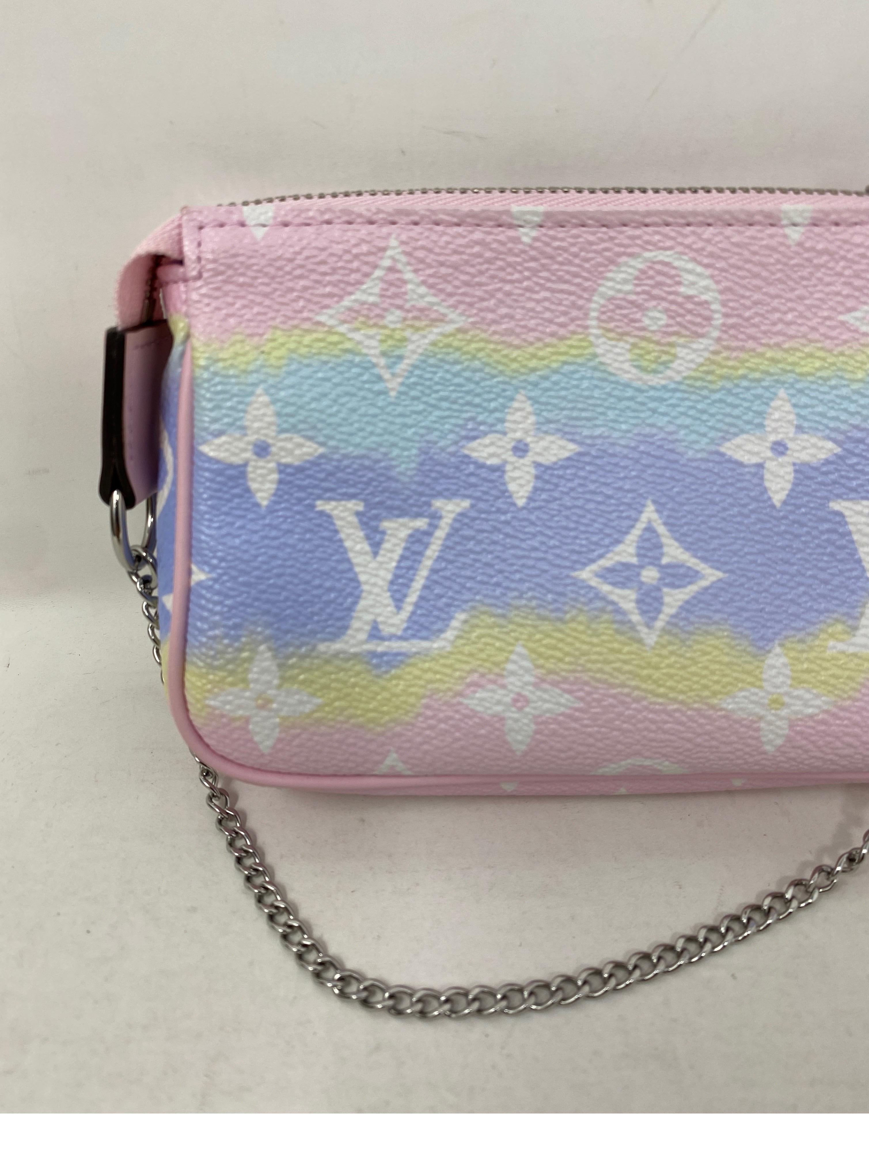 Louis Vuitton Pastel Escale Pochette. Mini pochette nuova di zecca. Mai usato. Ferramenta in argento. Collezione limitata. Include la copertina e la scatola. Garanzia di autenticità.