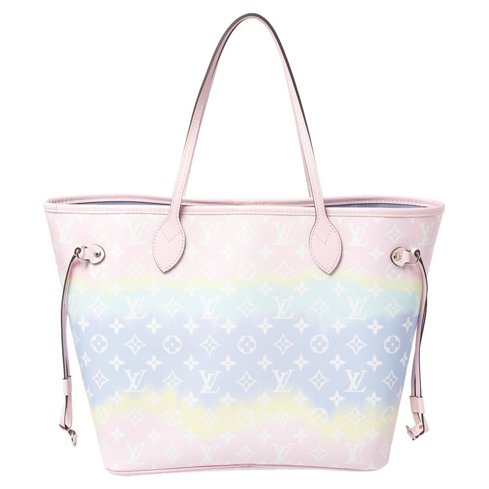 Die Neverfull von Louis Vuitton wurde erstmals 2007 vorgestellt und ist auch heute noch ein beliebtes Design. Diese wunderschöne Neverfull aus der Escale-Kollektion ist aus beschichtetem Canvas mit Monogramm in Batikoptik gefertigt. Die Tasche hat