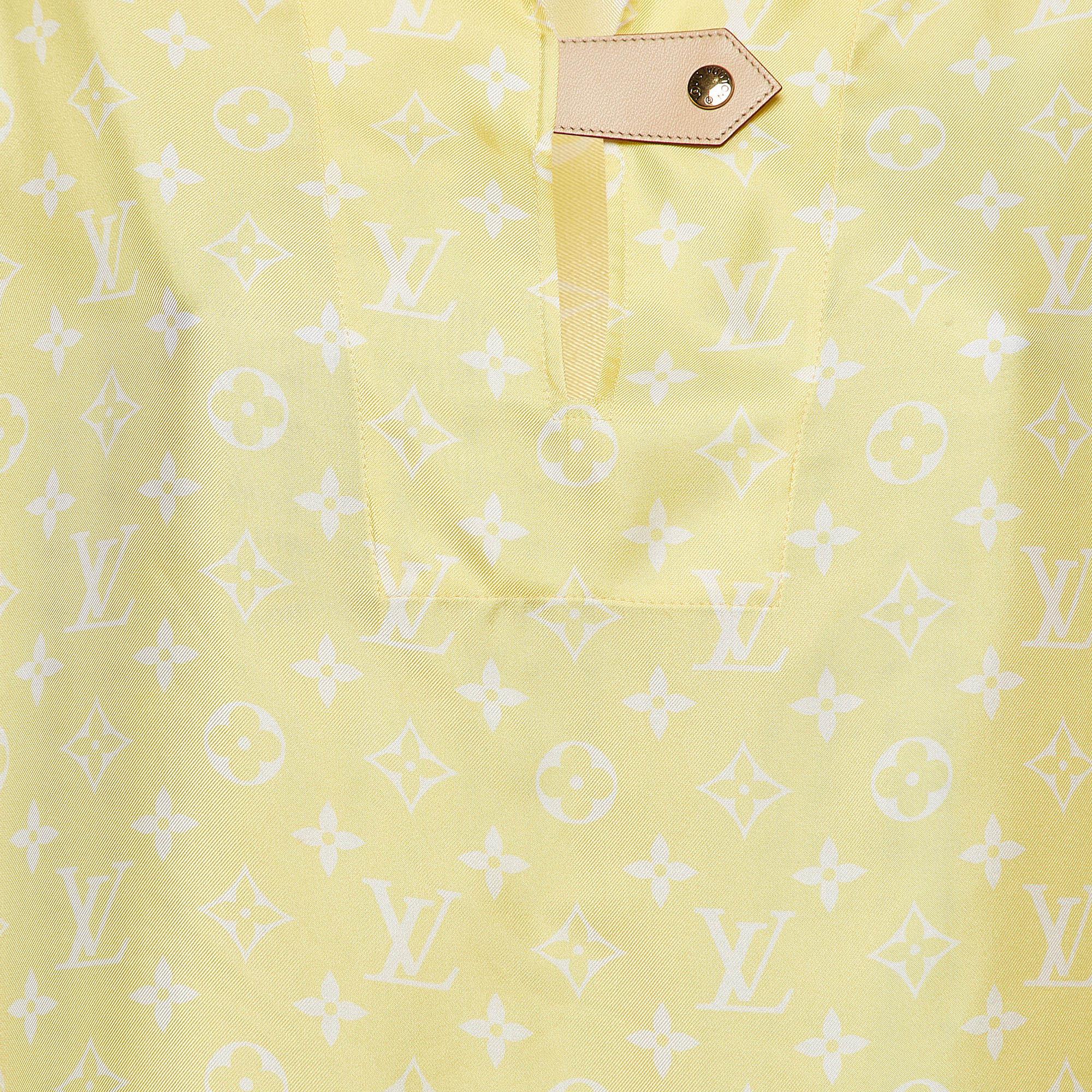 Louis Vuitton Pastellgelbes hochgeschlossenes Mini-Hemdkleid aus Seide mit Monogramm S Damen im Angebot