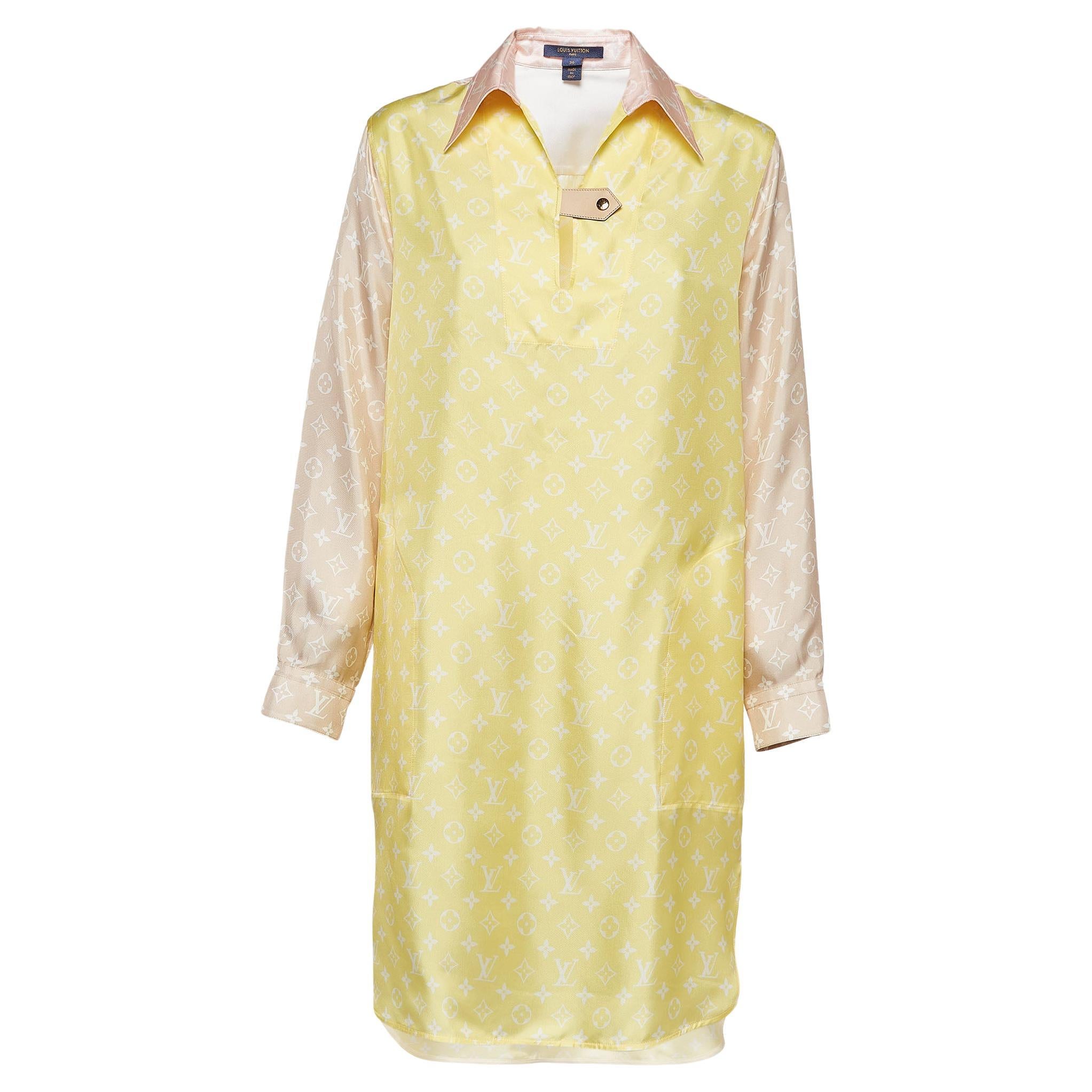 Louis Vuitton Pastellgelbes hochgeschlossenes Mini-Hemdkleid aus Seide mit Monogramm S im Angebot
